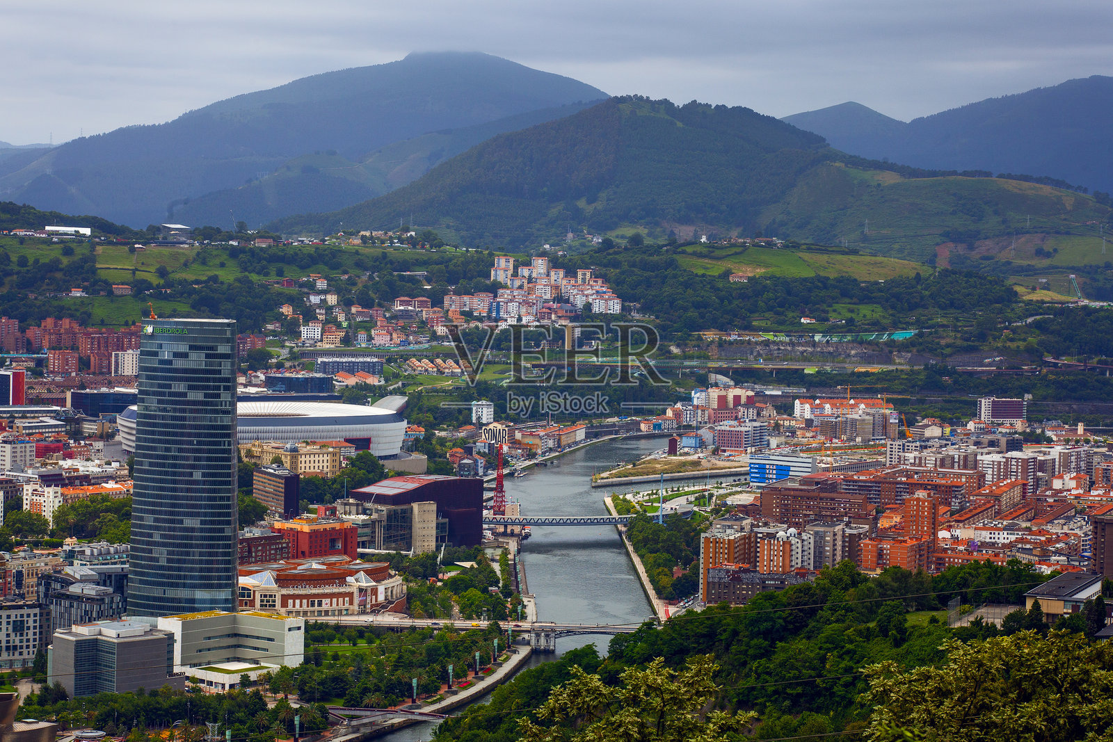 从西班牙坎塔布里亚的山上俯瞰毕尔巴鄂市中心的景色照片摄影图片