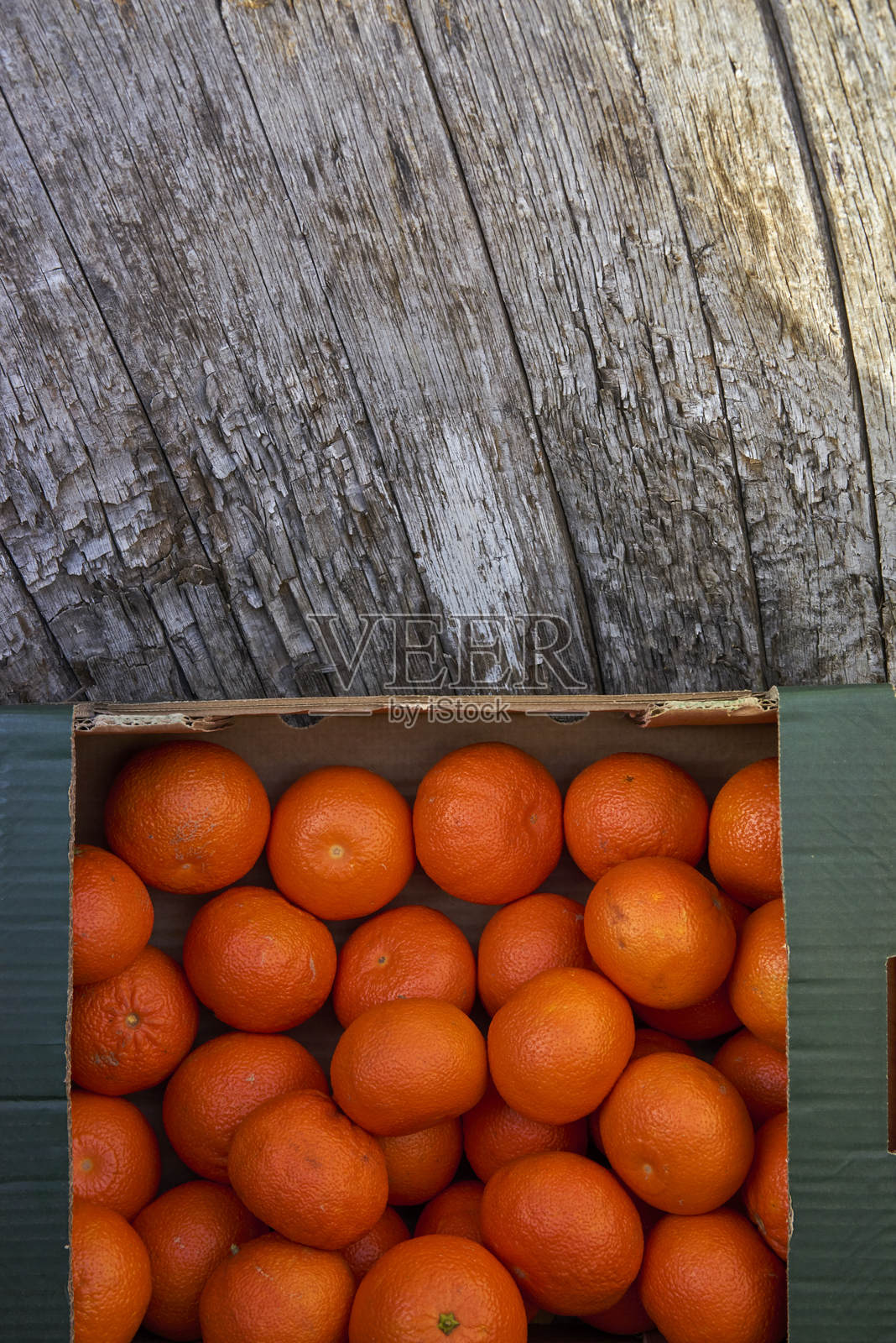 桌子上箱子里的橙子俯视图照片摄影图片