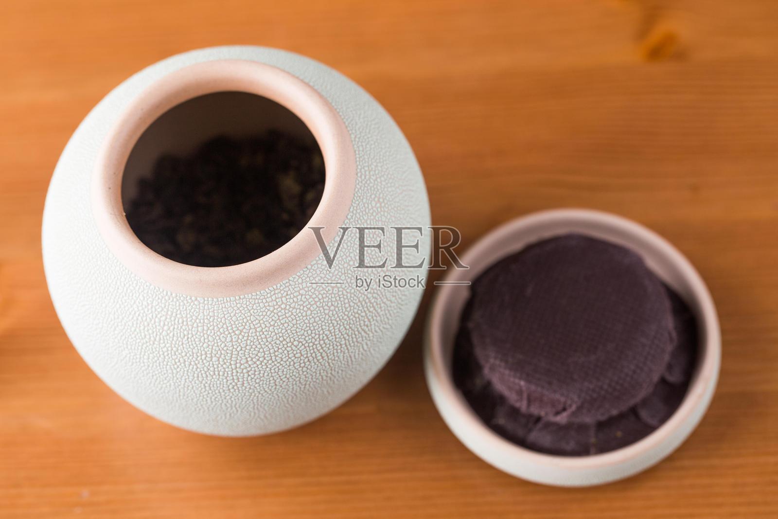 精致的陶瓷罐装有茶叶照片摄影图片