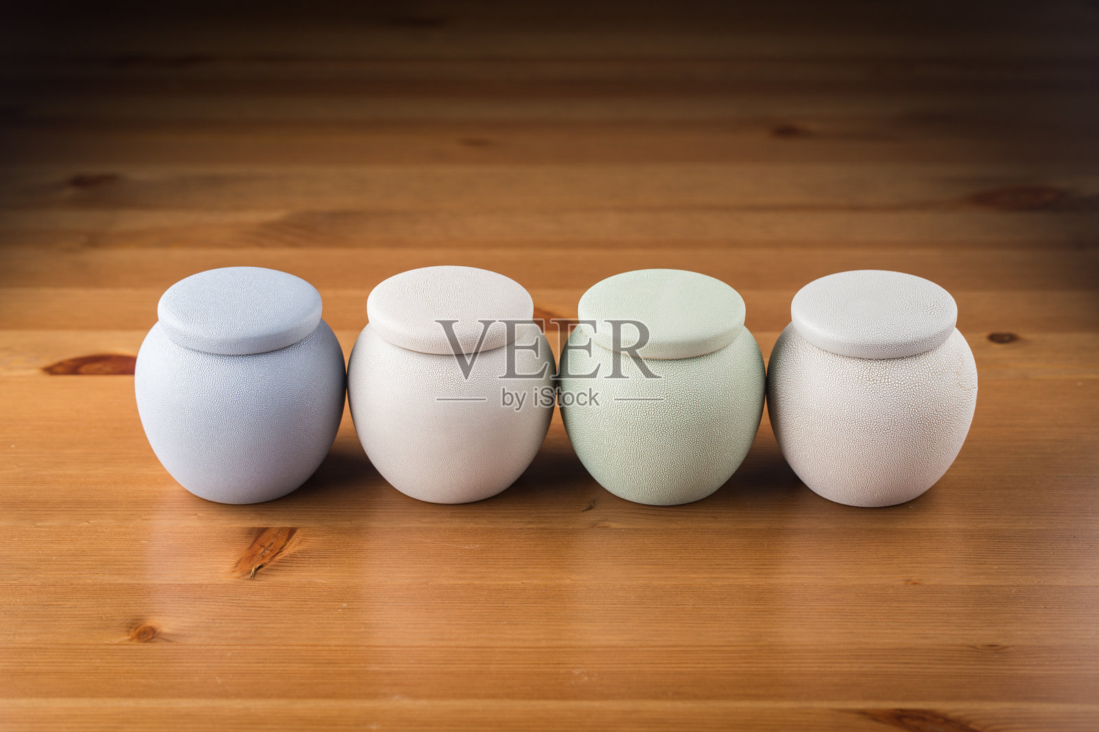 复古或古董浅绿色茶叶罐，带流苏，孤立展示照片摄影图片