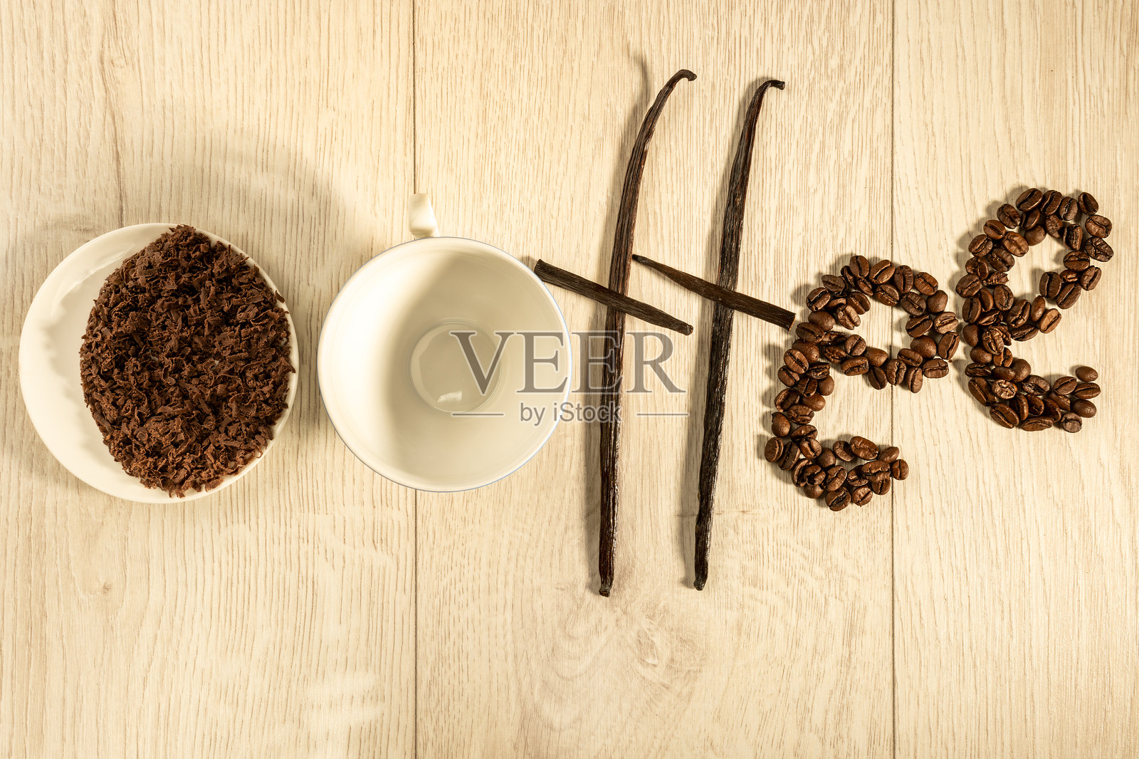 咖啡豆、咖啡杯、香草和磨碎的巧克力上的“咖啡”字样。照片摄影图片