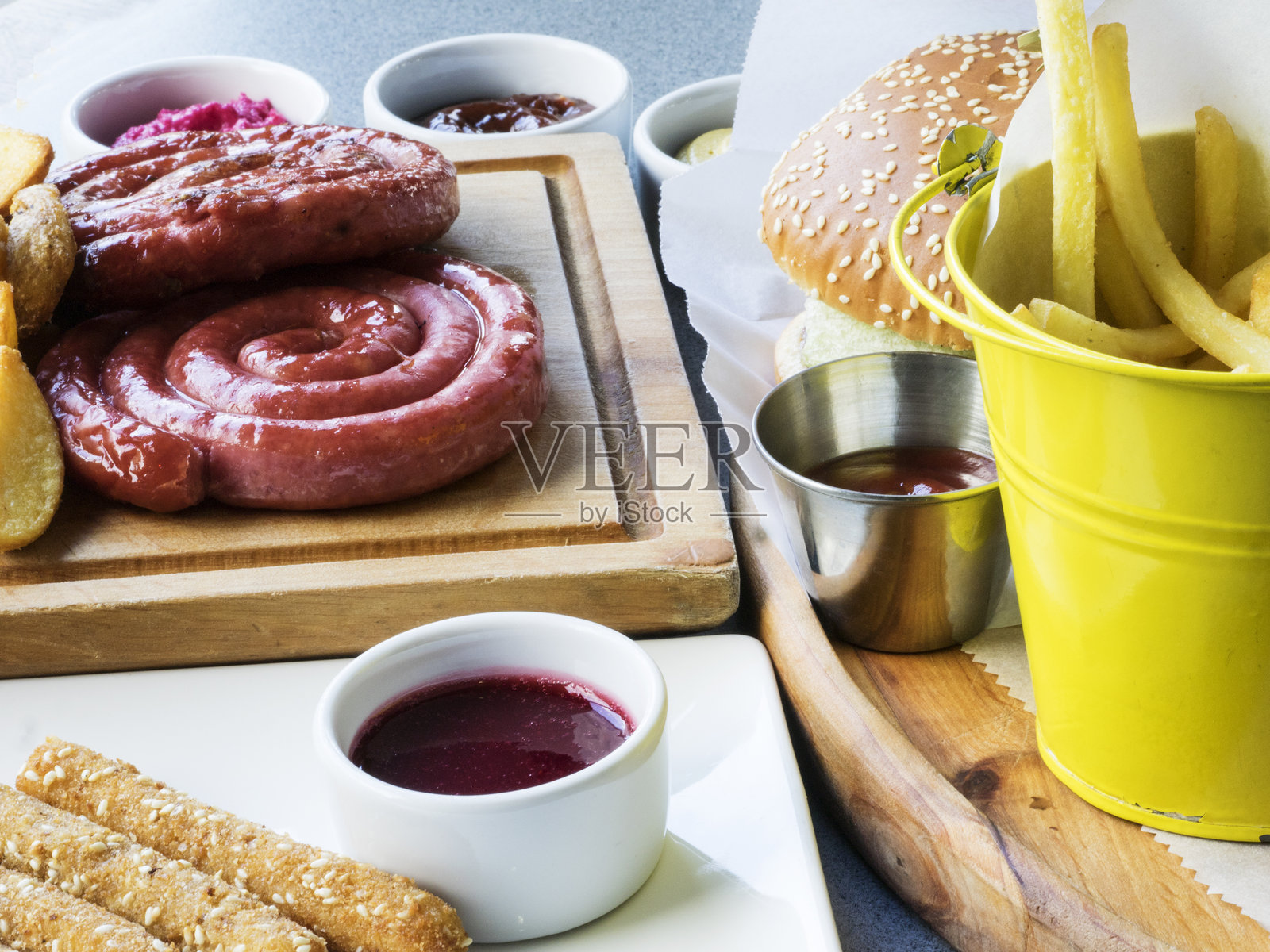 高角度视图的新鲜食物在桌子上照片摄影图片