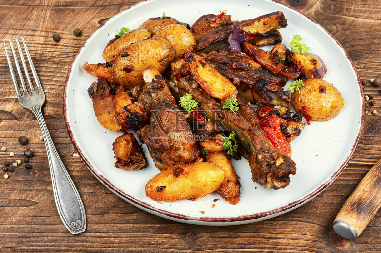 土豆炖肉排。照片摄影图片