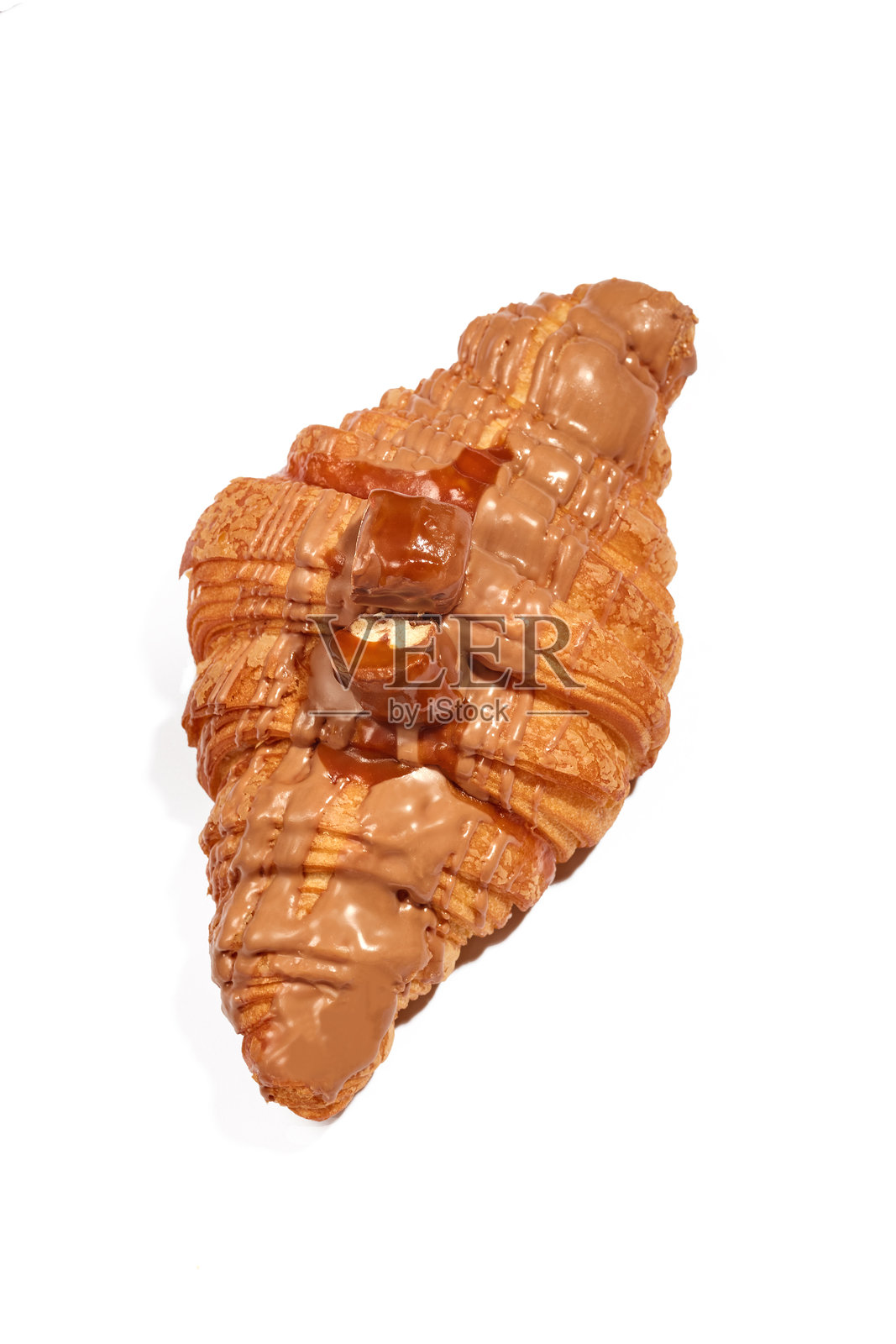 美味的巧克力淋酱可颂面包放在白色背景上照片摄影图片