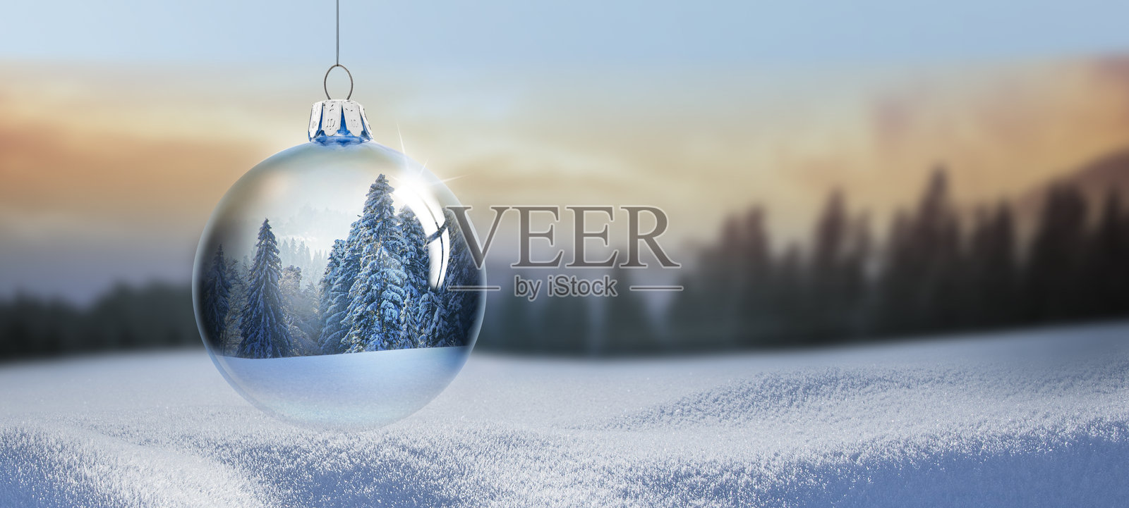 雪景前的玻璃圣诞球照片摄影图片