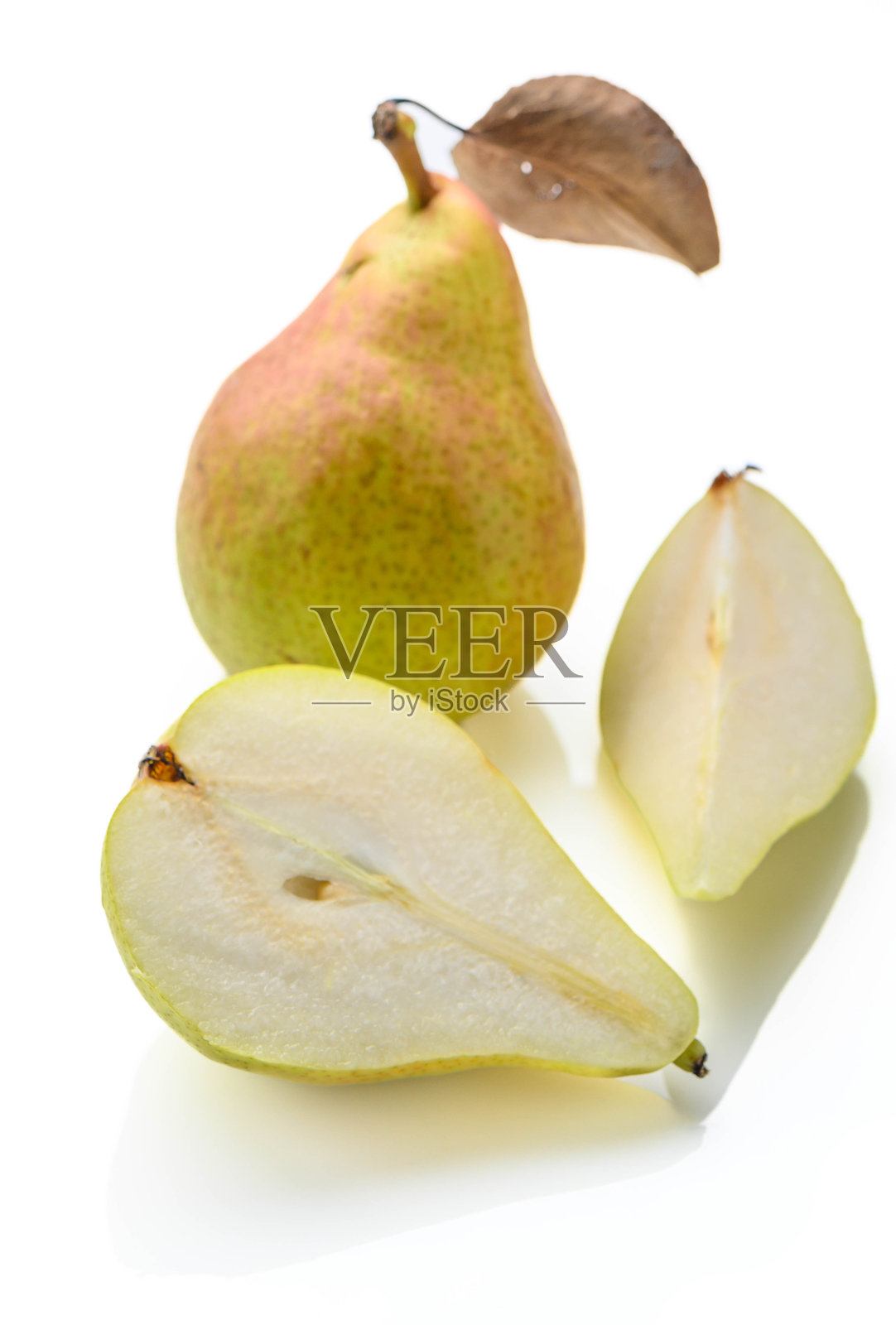新鲜的梨子在白色背景上，摄影棚拍摄照片摄影图片