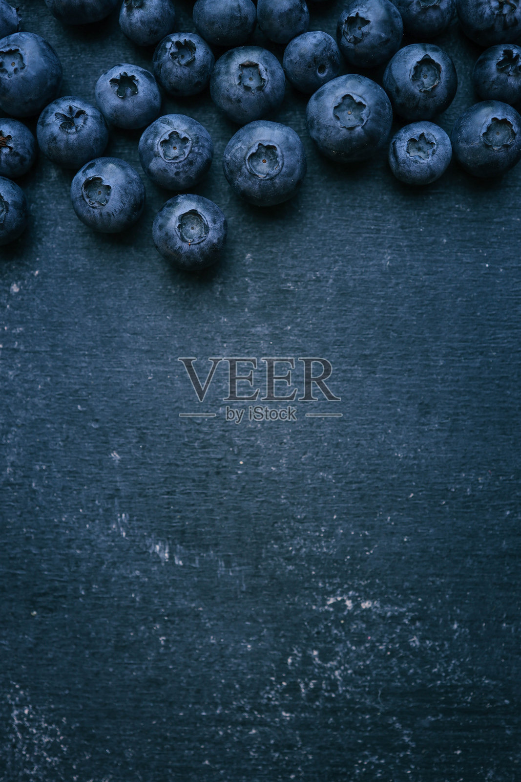 蓝莓背景。蓝莓边框设计。成熟多汁的新鲜蓝莓特写。可供您填写文本的空白区域。照片摄影图片