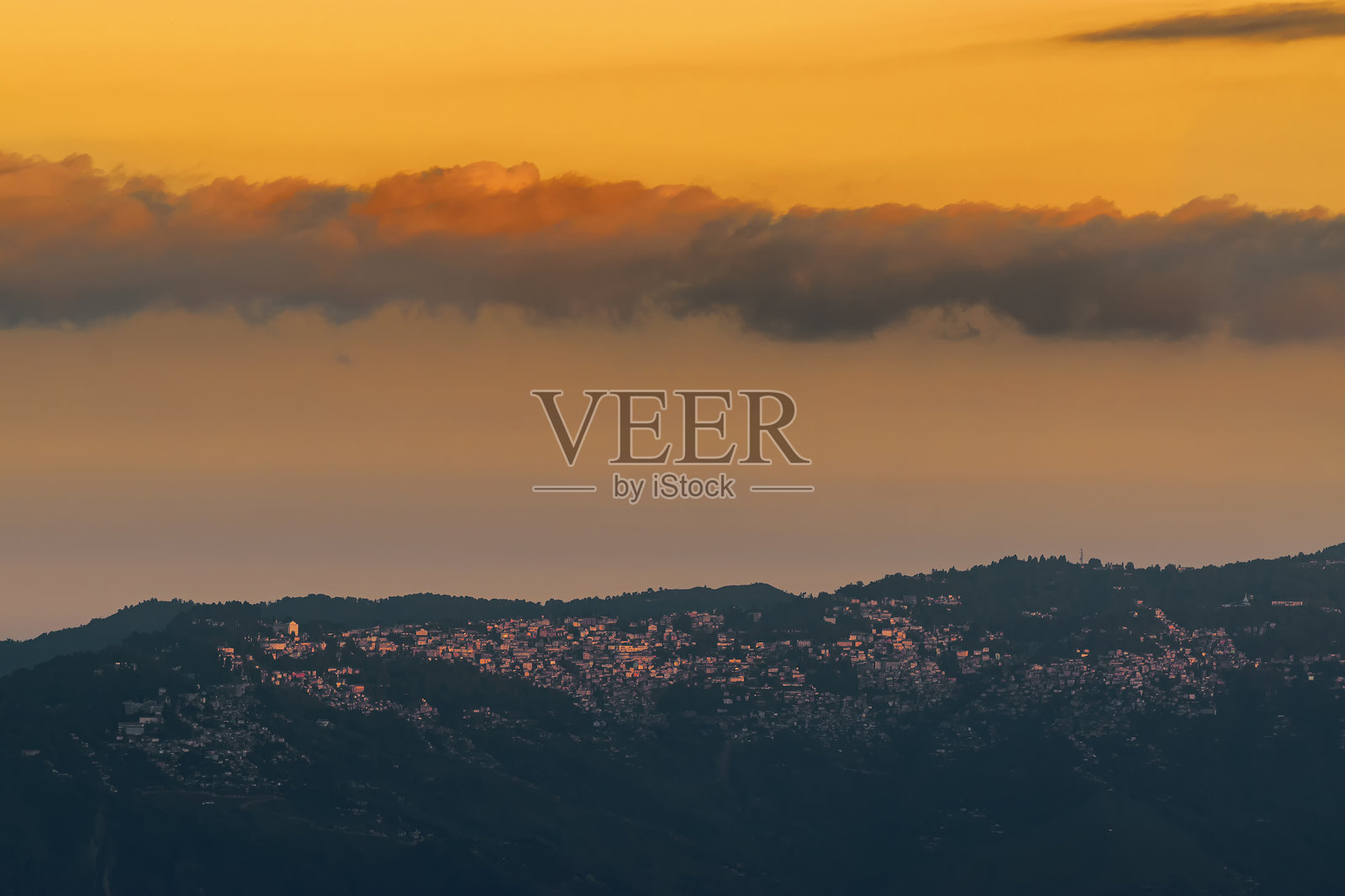 印度锡金奥克雷日落后喜马拉雅山脉上空的壮观云彩照片摄影图片