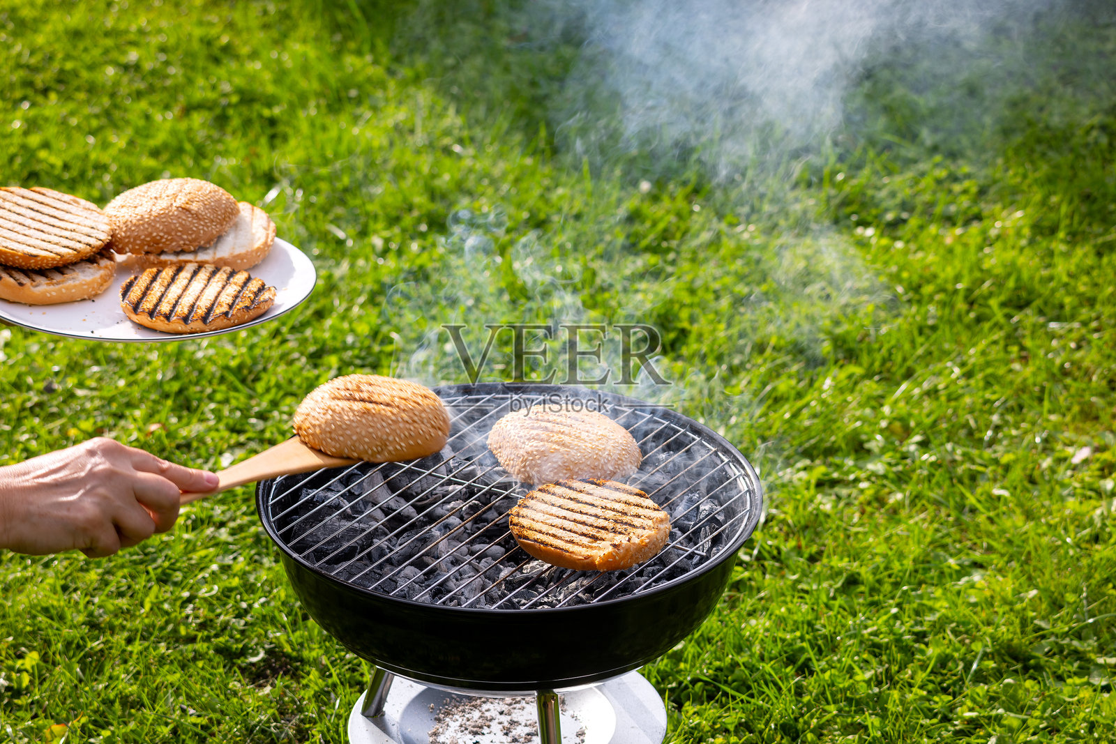汉堡面包在炭火烤架上烤制照片摄影图片