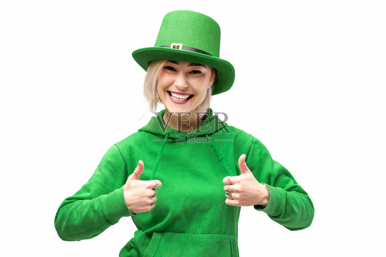 美丽微笑的女性戴着绿色帽子。圣帕特里克节庆祝活动。白色背景。照片摄影图片
