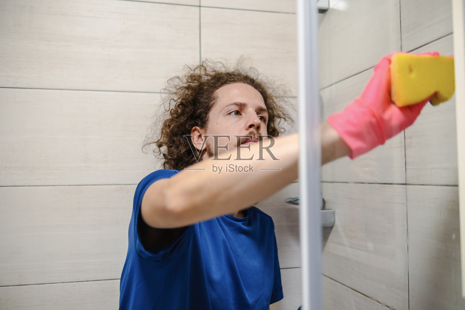 淋浴门通常是最难清洁的部分。照片摄影图片