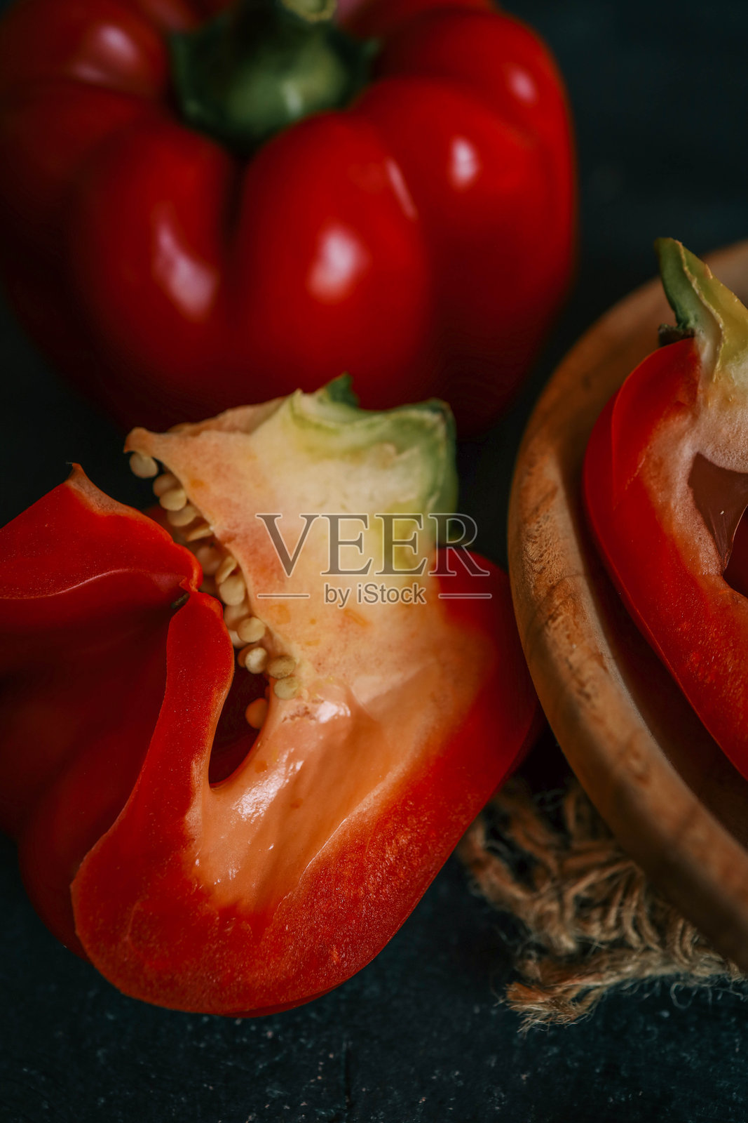 黑色背景上的红色甜椒照片摄影图片