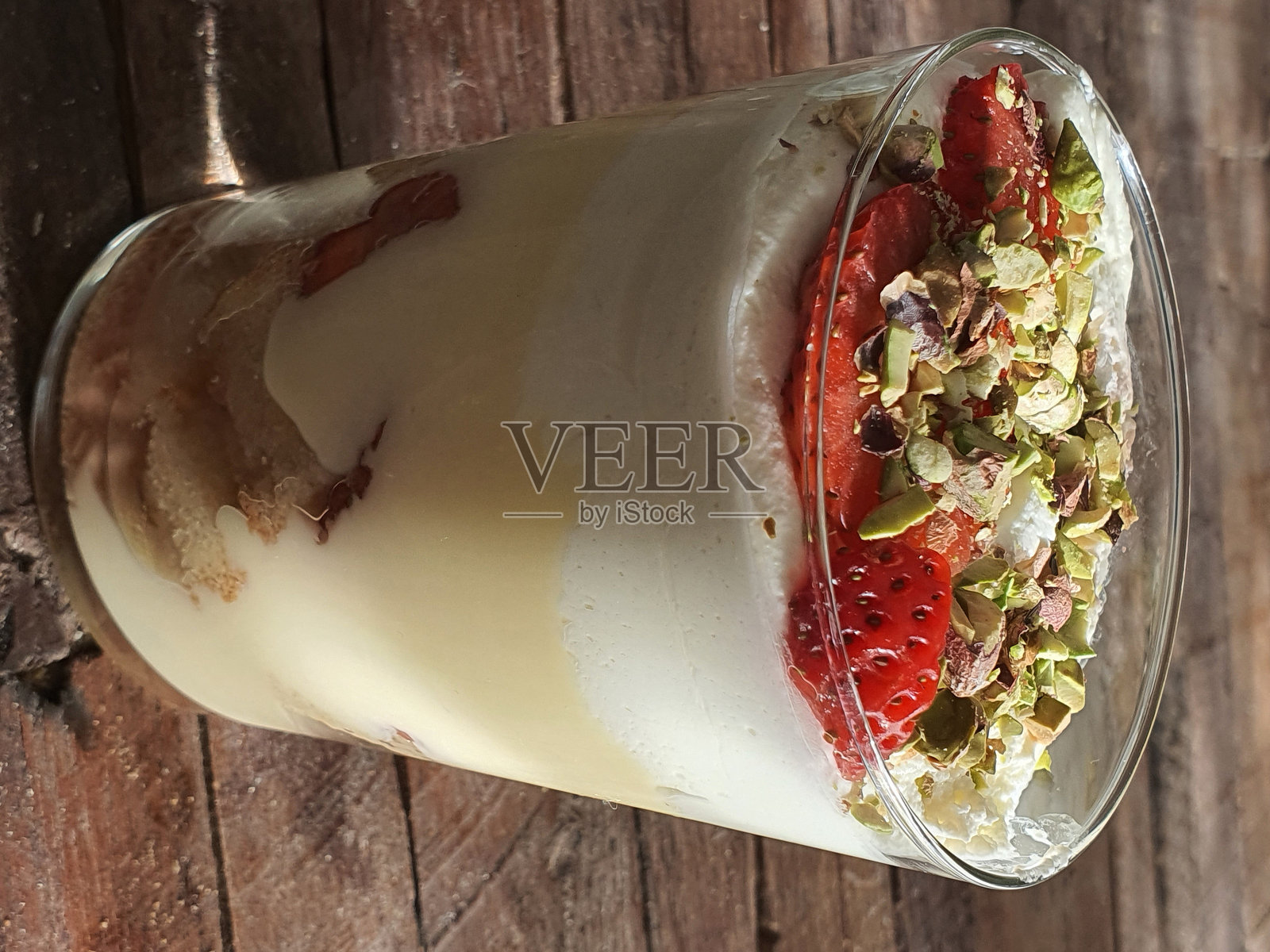 自制草莓和开心果的甜点照片摄影图片