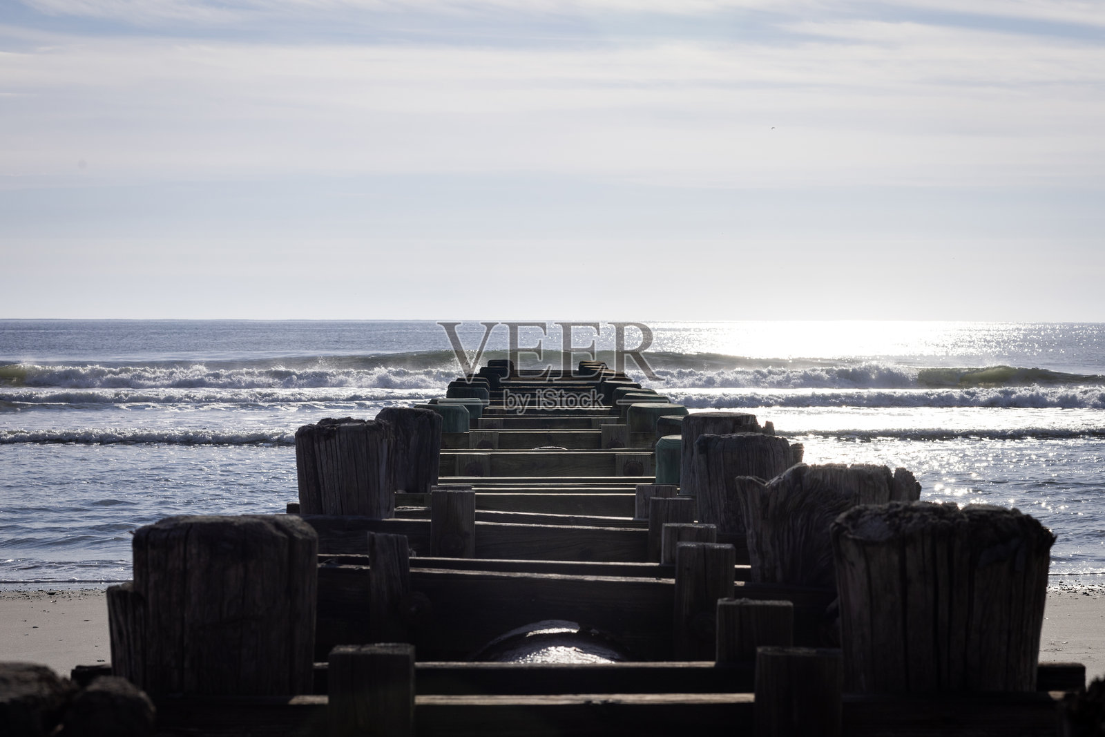 宁静的低矮码头延伸入海洋照片摄影图片