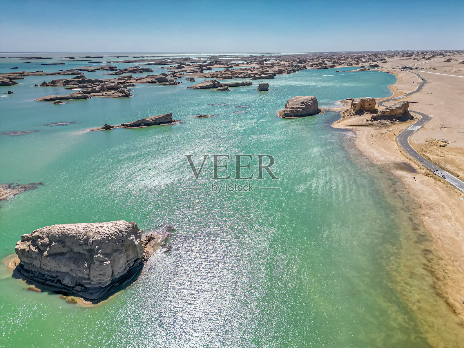 雅丹地貌与湖泊倒影。地点：中国青海省乌苏特雅丹地质公园。照片摄影图片