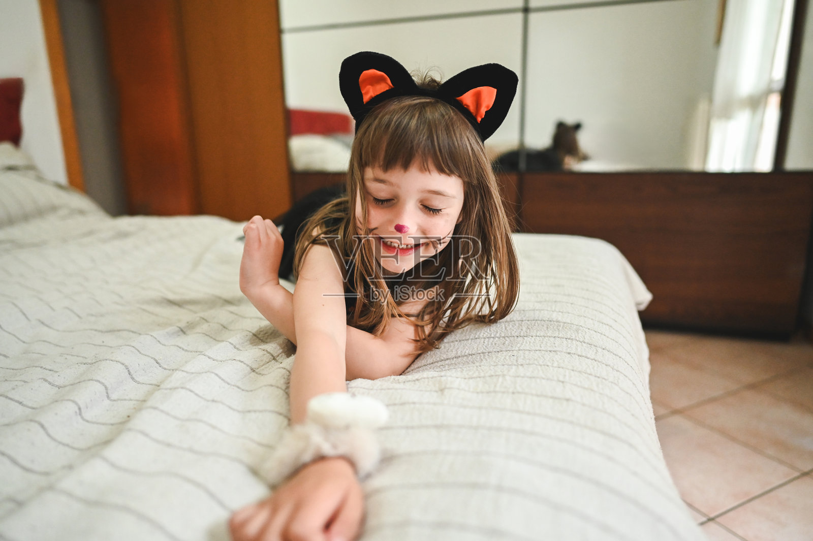 可爱的女孩穿着猫耳朵的服装肖像。照片摄影图片