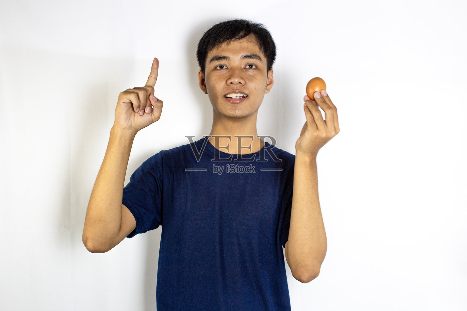 青少年与生鸡蛋照片摄影图片