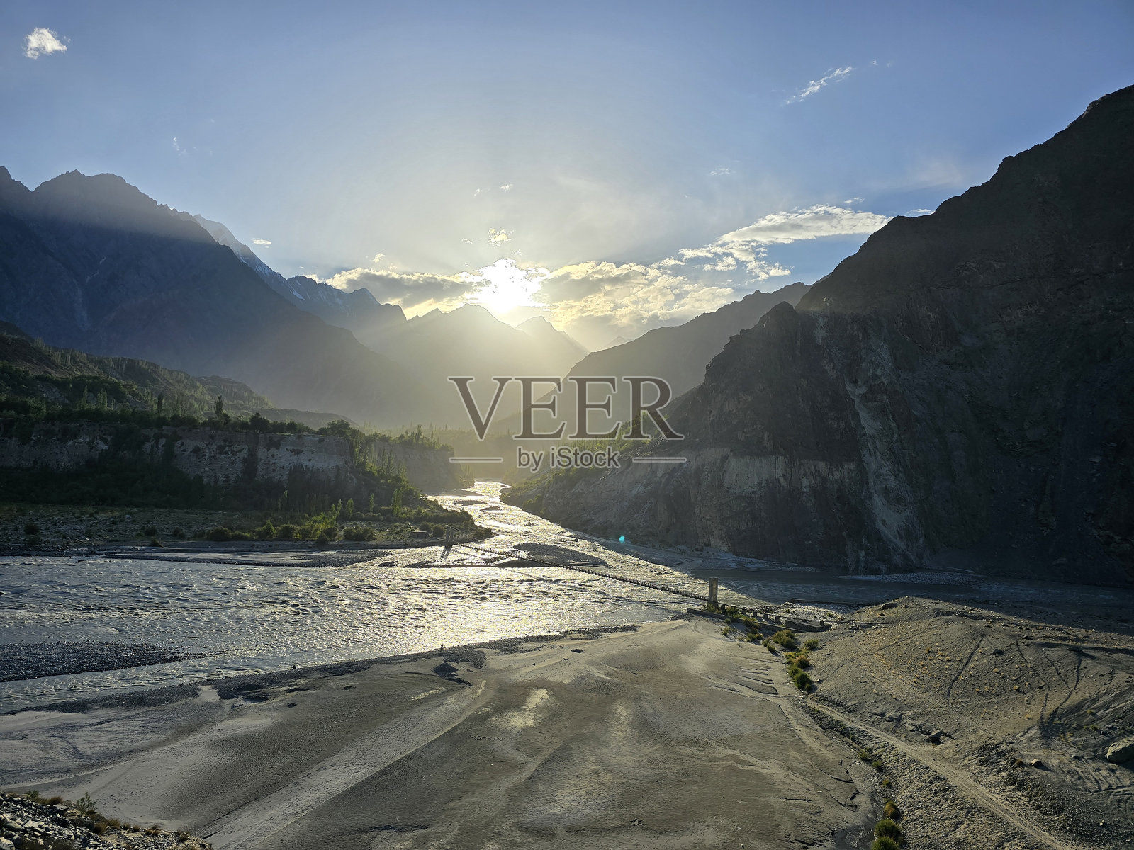 河流穿过纳加尔吉尔吉特-巴尔蒂斯坦的山谷照片摄影图片