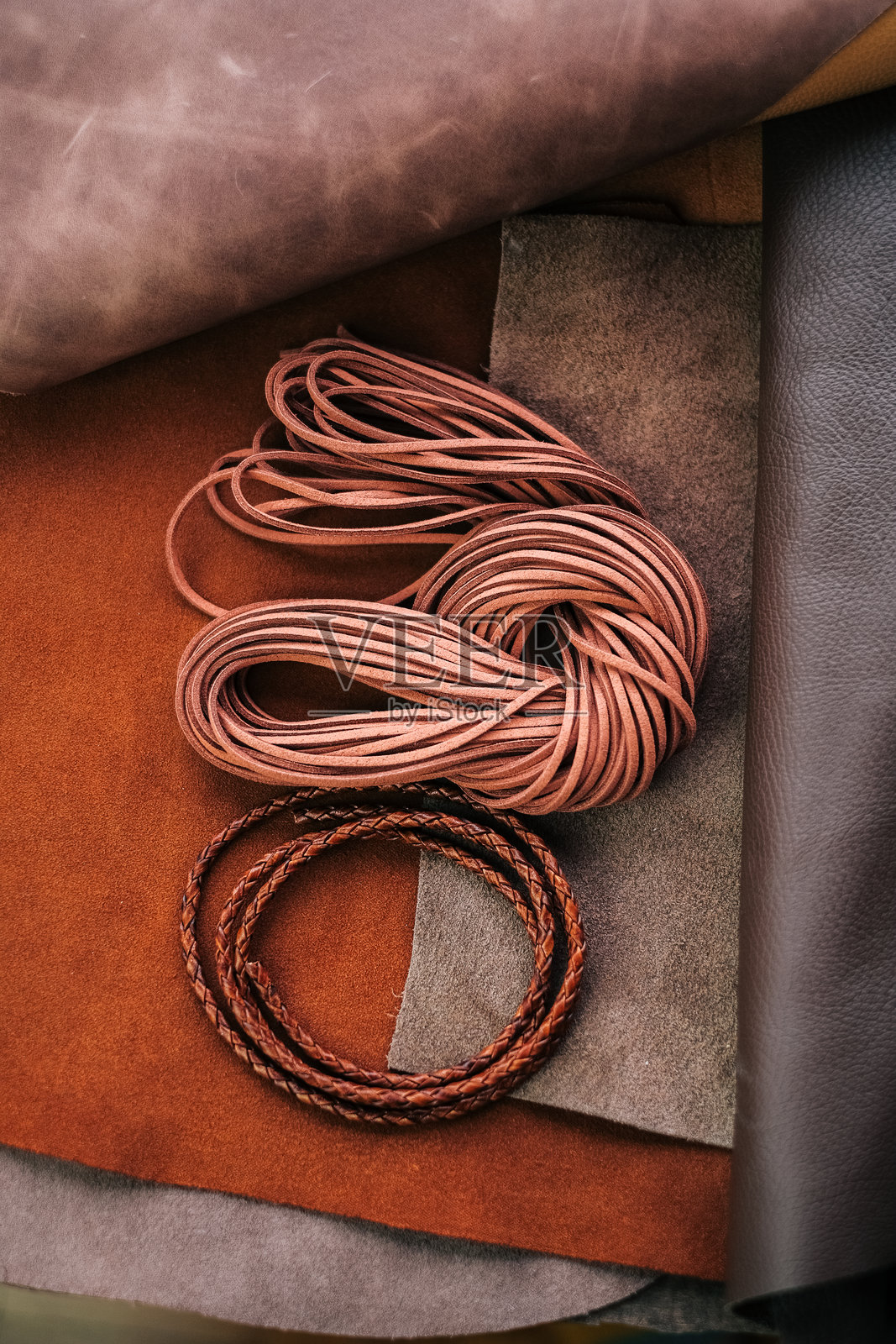 棕色真皮皮革和绳索套装，皮革纹理照片摄影图片