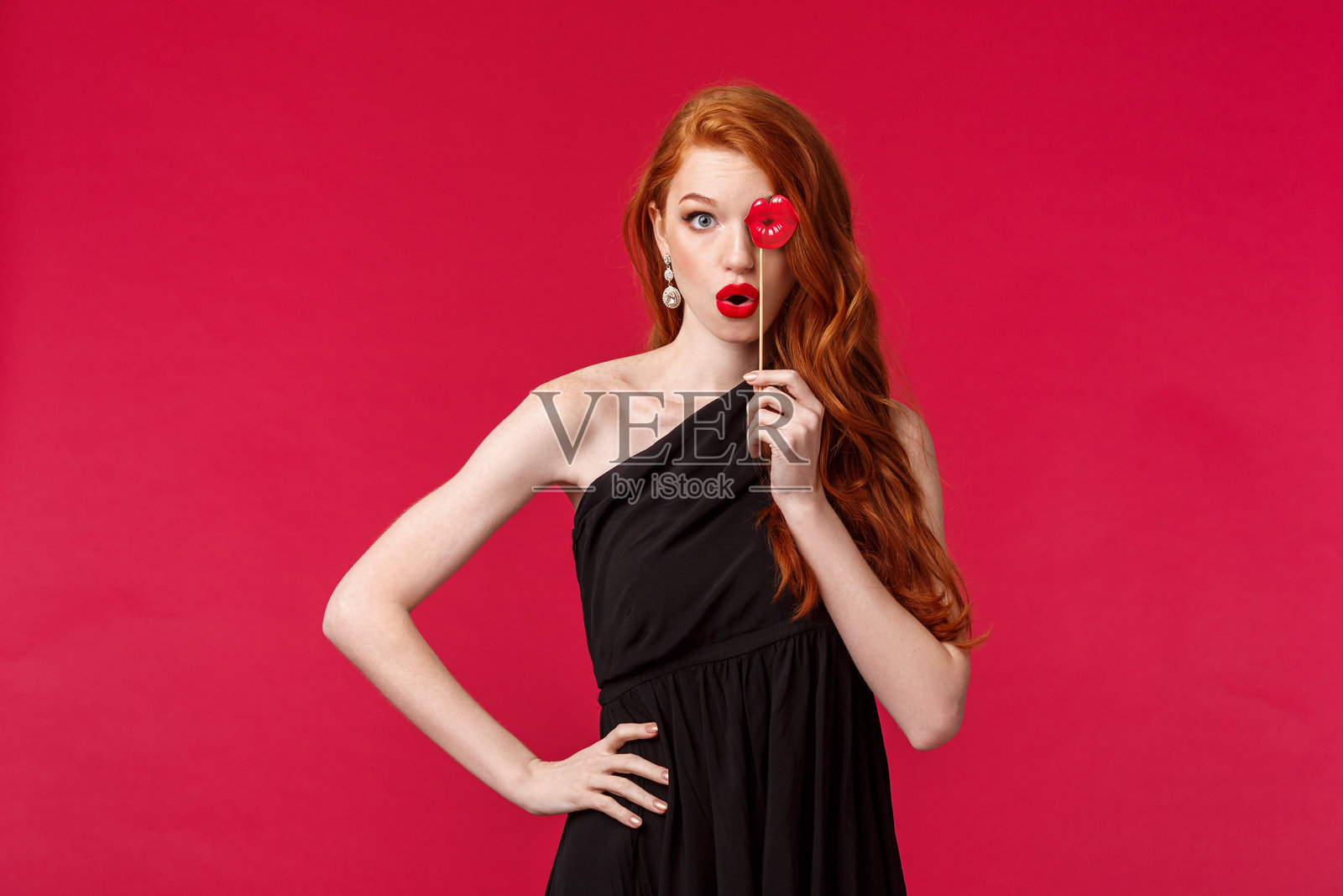 红色背景下美丽年轻女性的肖像照片摄影图片