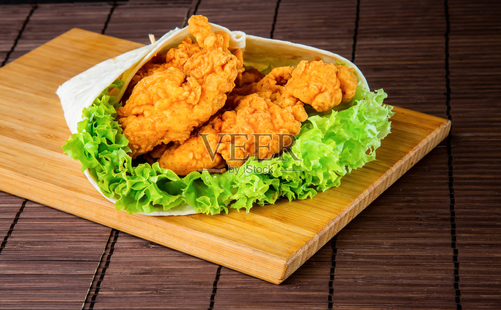 香脆鸡肉香辣卷，配生菜和番茄照片摄影图片