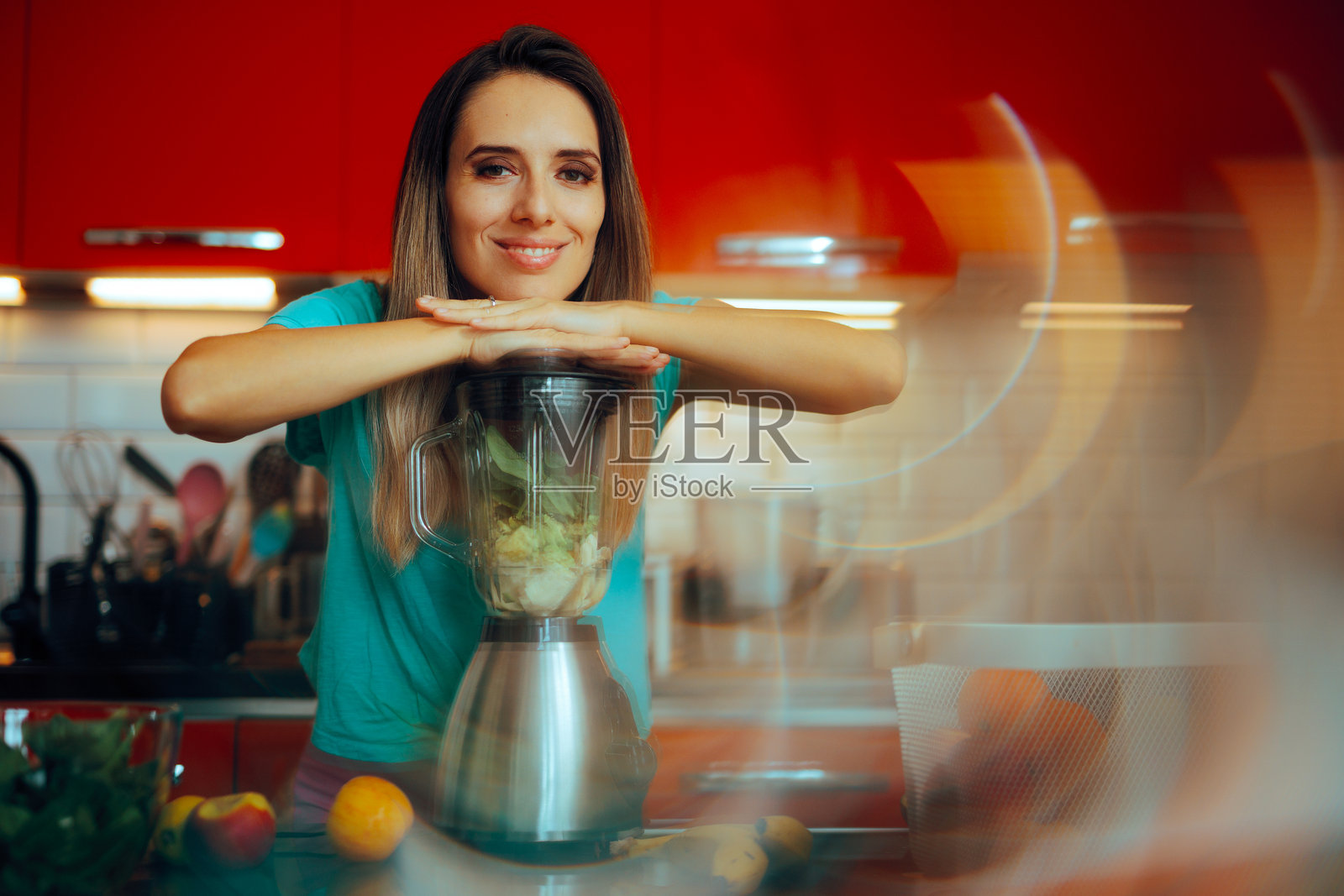 女性正在调配自制健康果昔的食材照片摄影图片