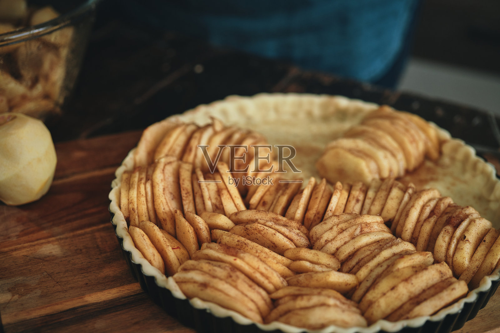 在家厨房准备苹果派照片摄影图片