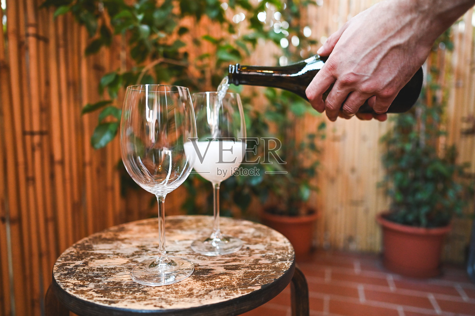 倒酒入酒杯。照片摄影图片