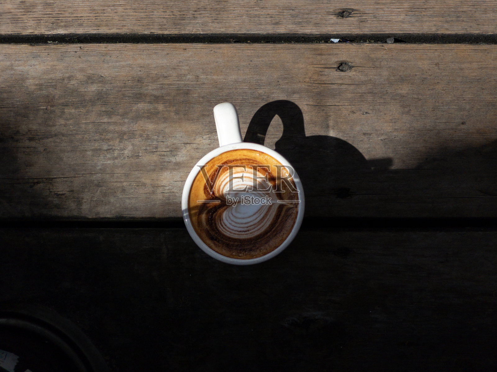 精美的拿铁艺术在浅色陶瓷咖啡杯中照片摄影图片