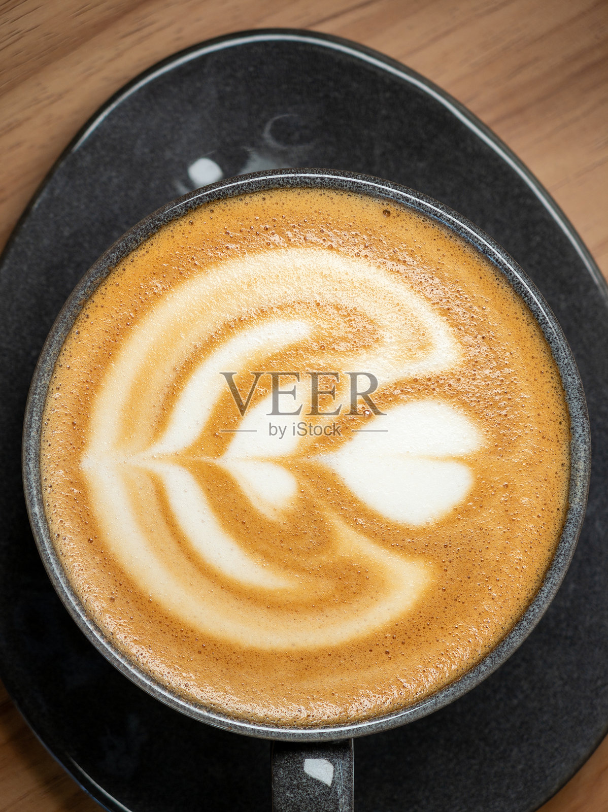 精美的拿铁艺术在浅色陶瓷咖啡杯中照片摄影图片