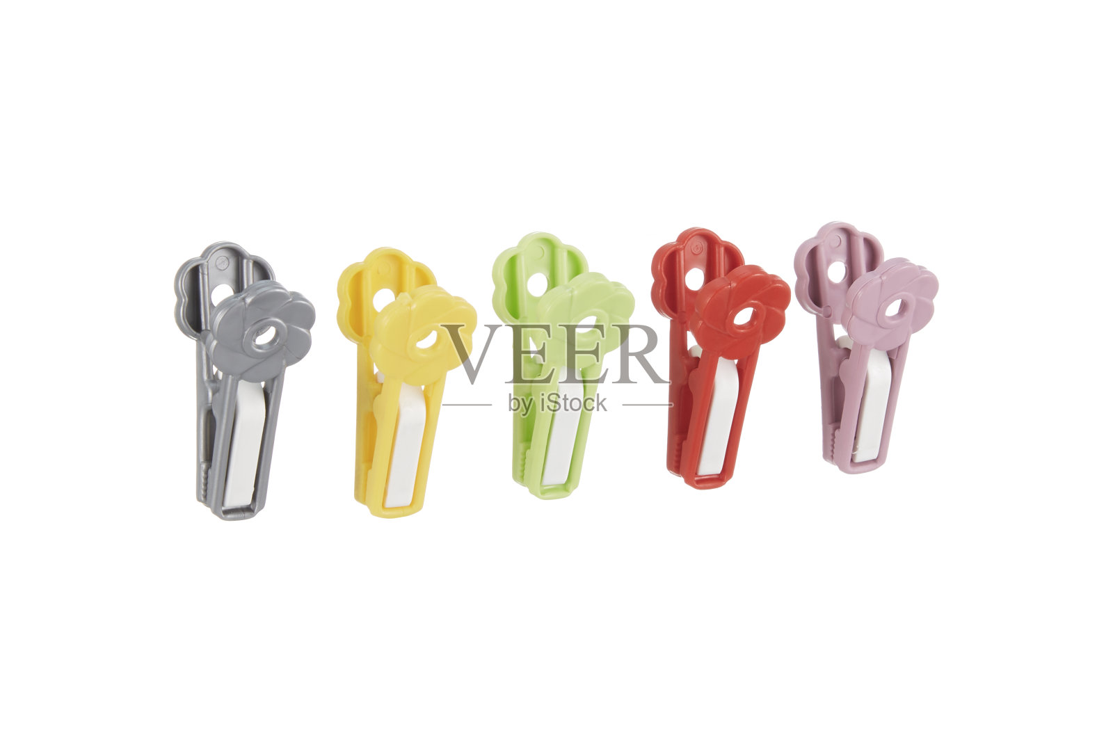 白色背景上的衣夹照片摄影图片