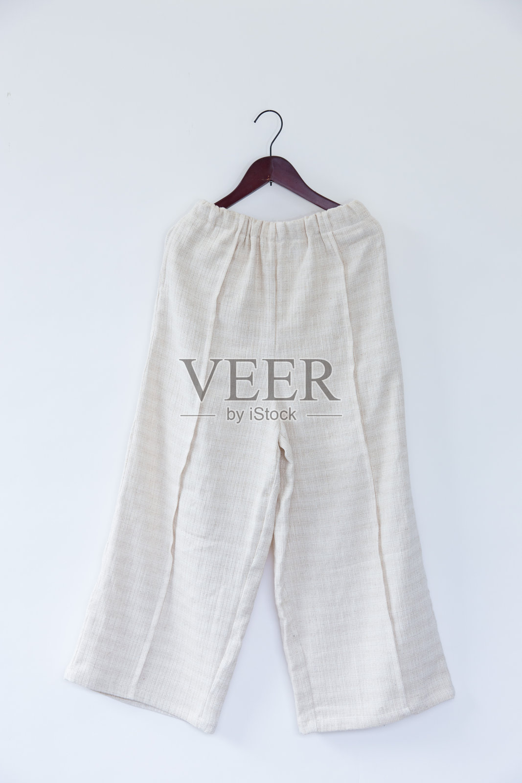 白色背景上的裤子悬挂着照片摄影图片