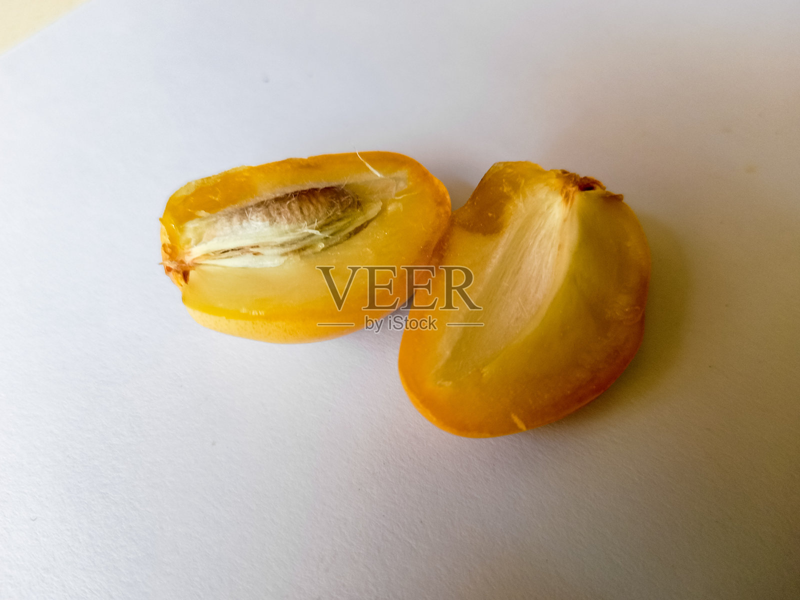 生的金色年轻枣在白色背景上孤立展示照片摄影图片