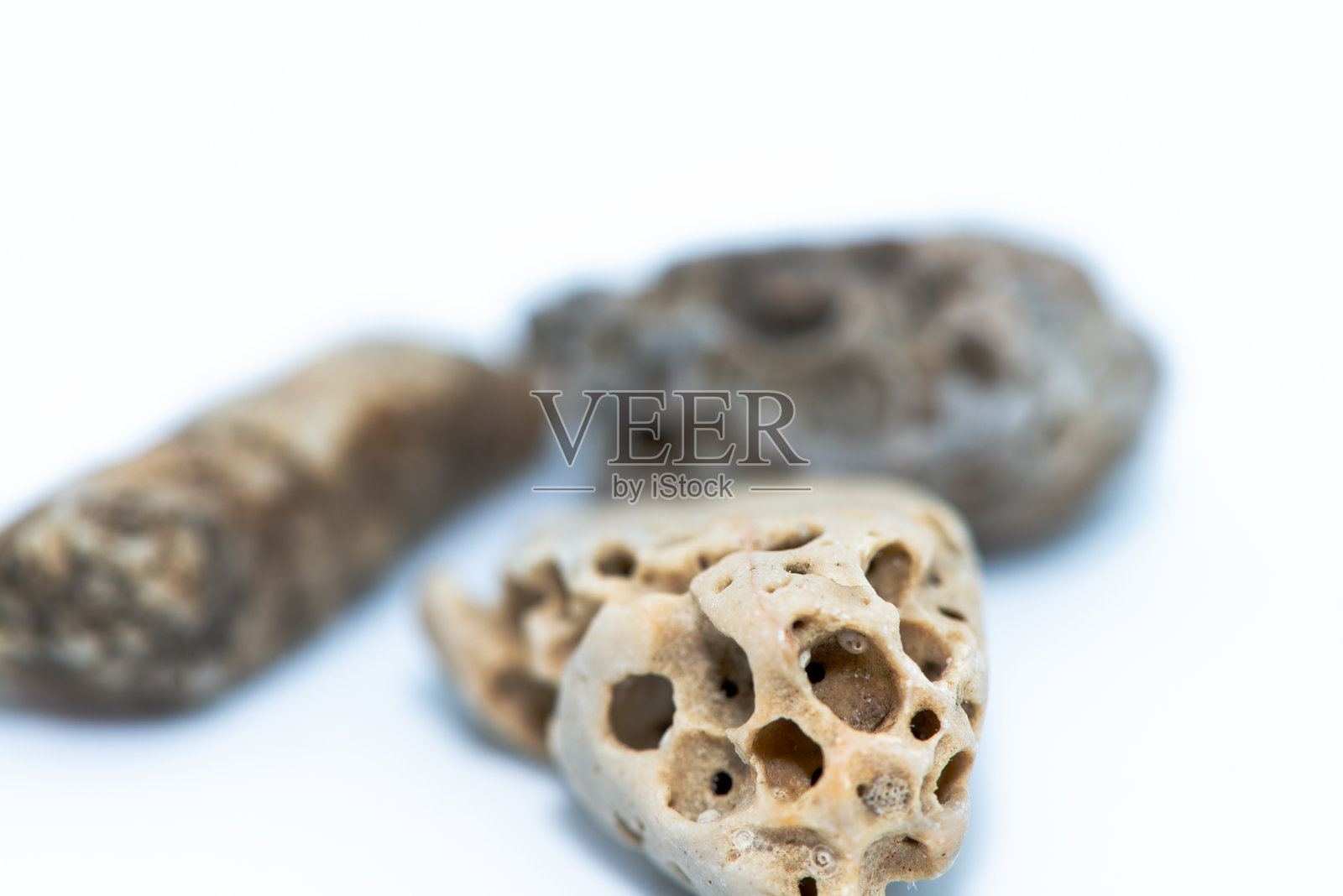 白色背景上的卵石特写照片照片摄影图片