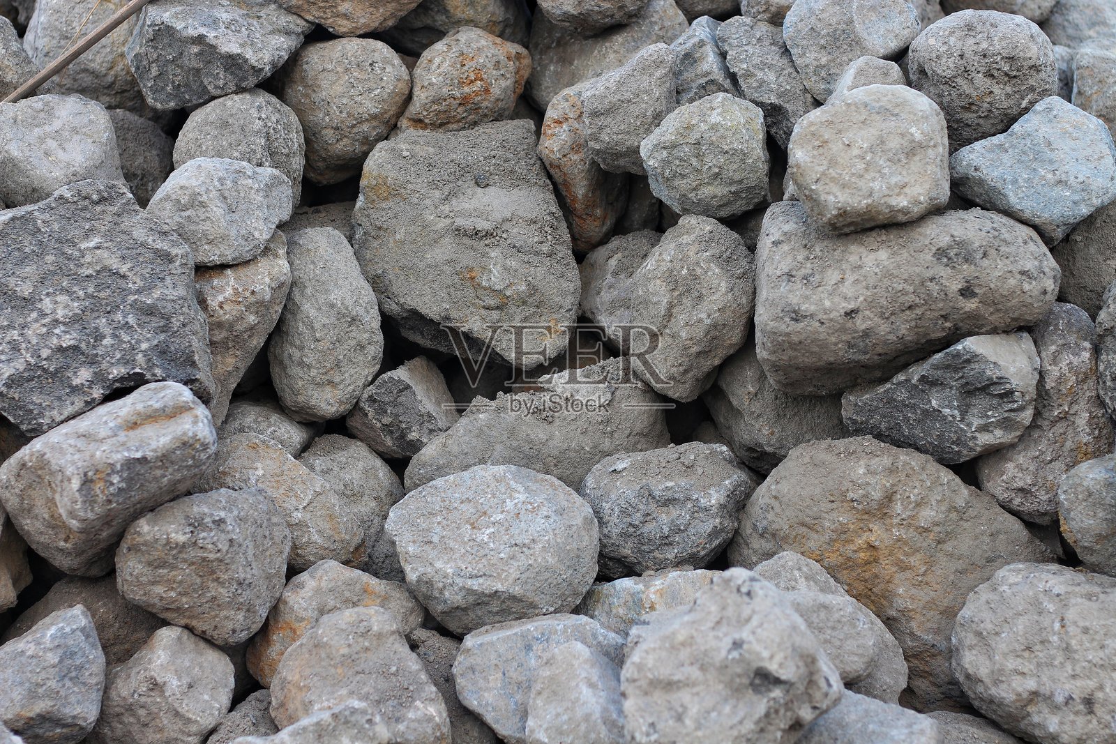 一堆堆的石灰石碎石照片摄影图片