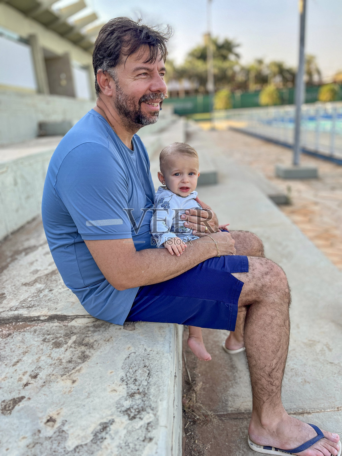 一岁的小女孩和父亲坐在一起照片摄影图片