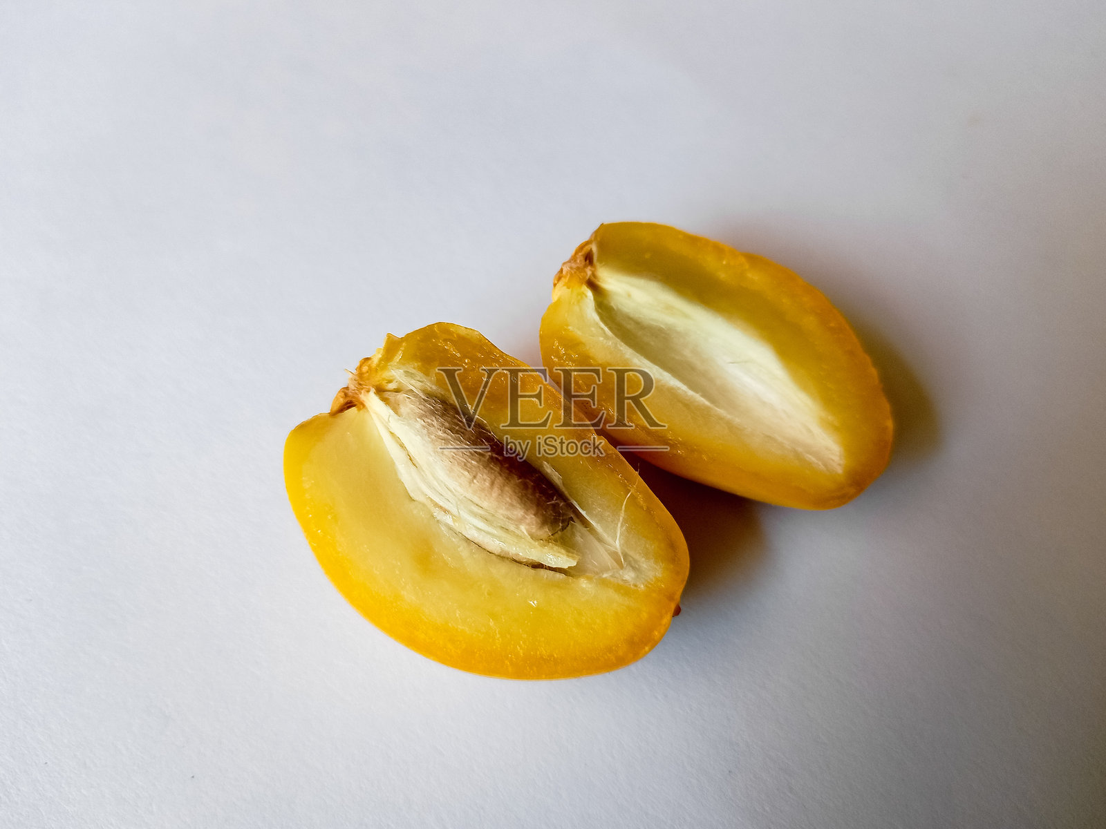 生的金色年轻枣在白色背景上孤立展示照片摄影图片