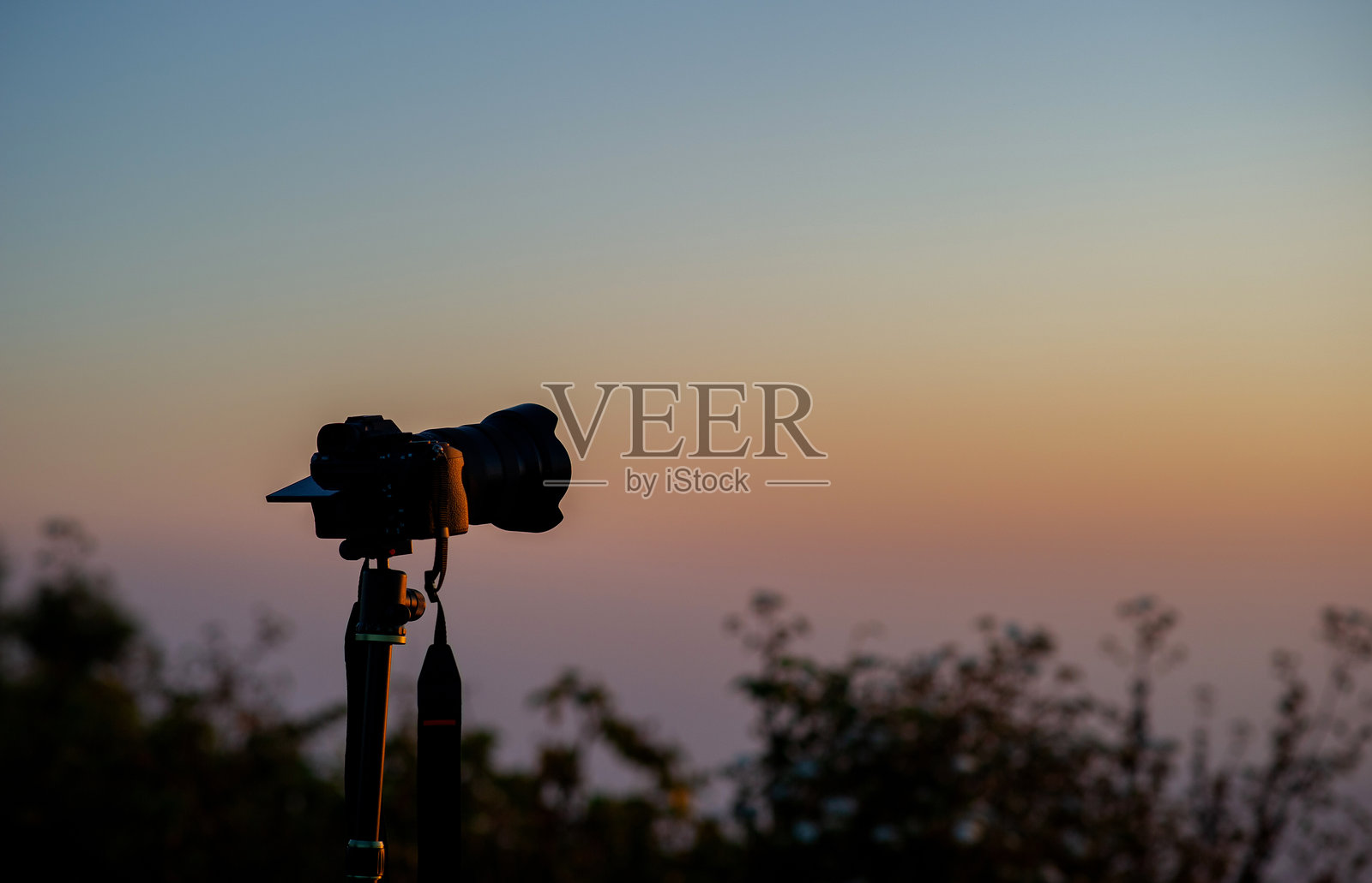 摄影师设置相机捕捉旅行者的视角，展现自然爱好者在大自然中享受宁静与放松。照片摄影图片