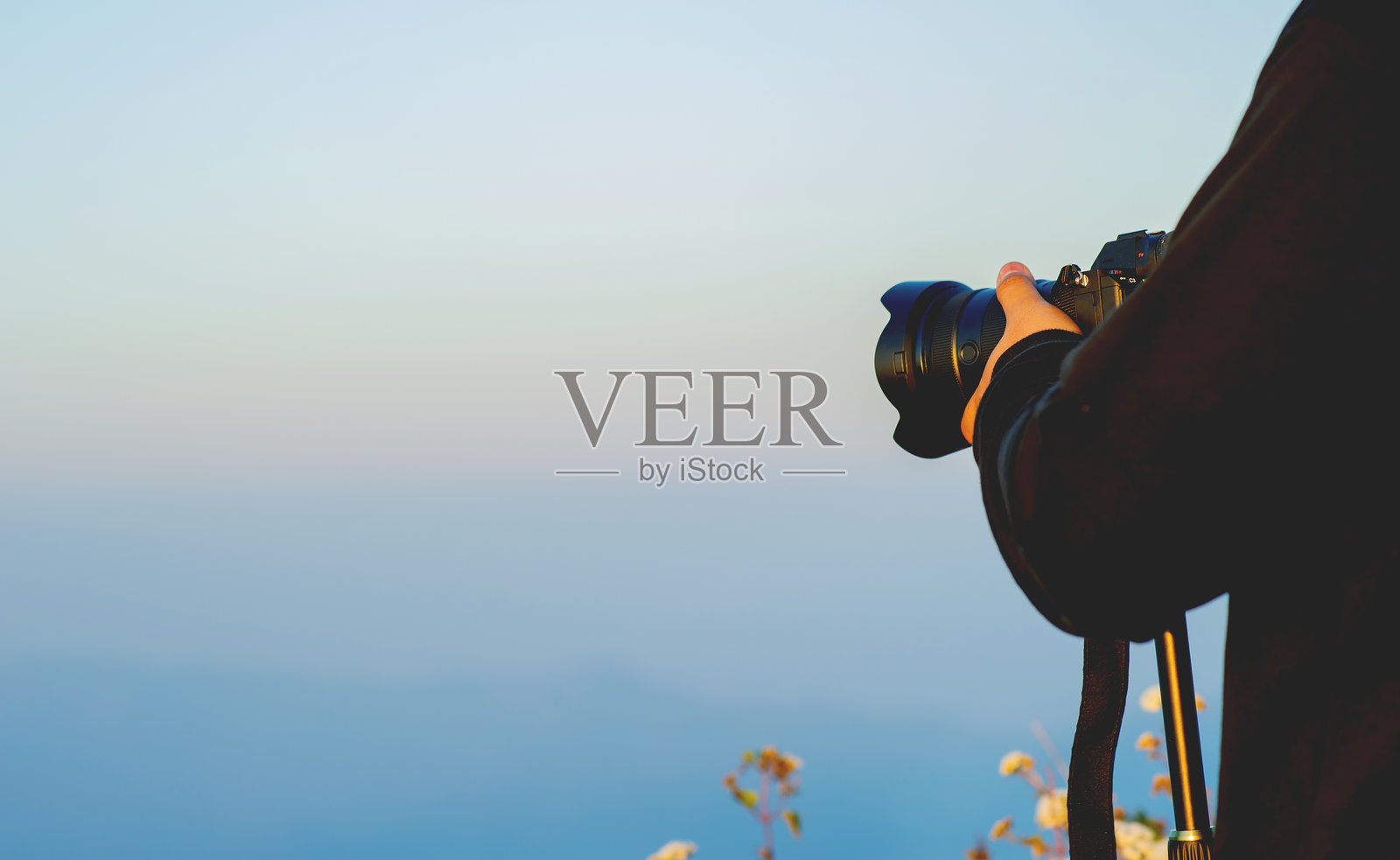 摄影师设置相机捕捉旅行者的视角，展现自然爱好者在大自然中享受宁静与放松。照片摄影图片