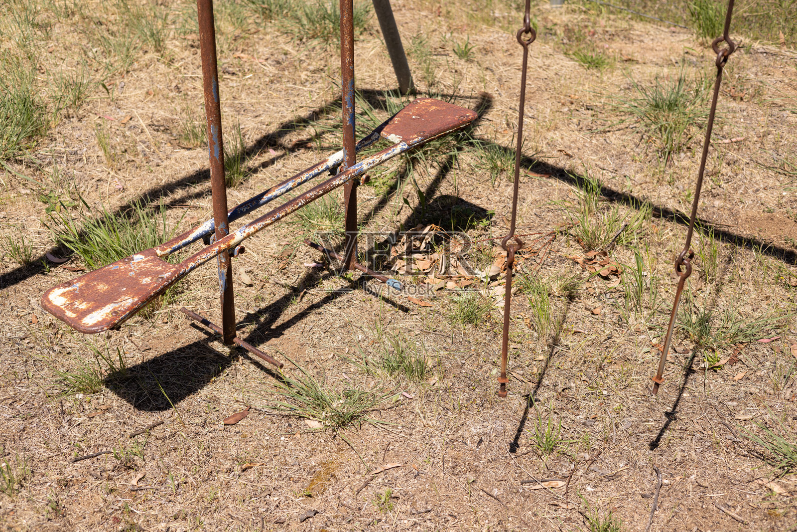 生锈的秋千架照片摄影图片