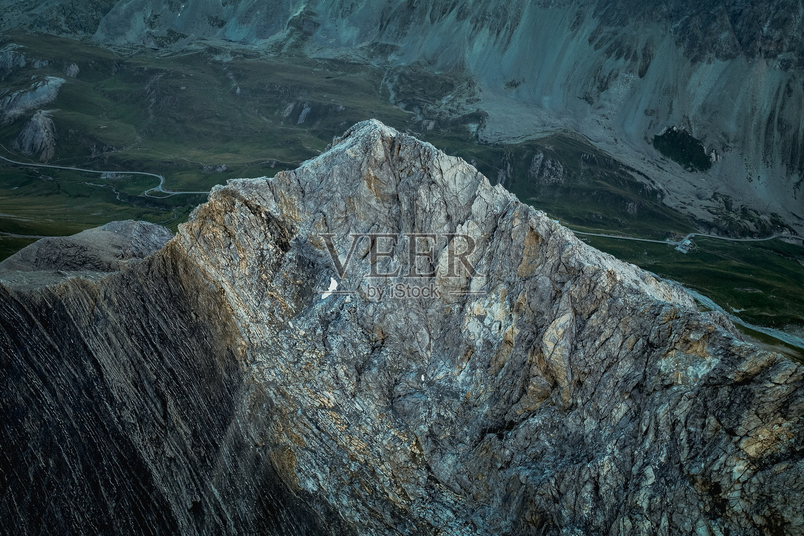 瑞士阿尔卑斯山的山脉和山谷的鸟瞰图照片摄影图片