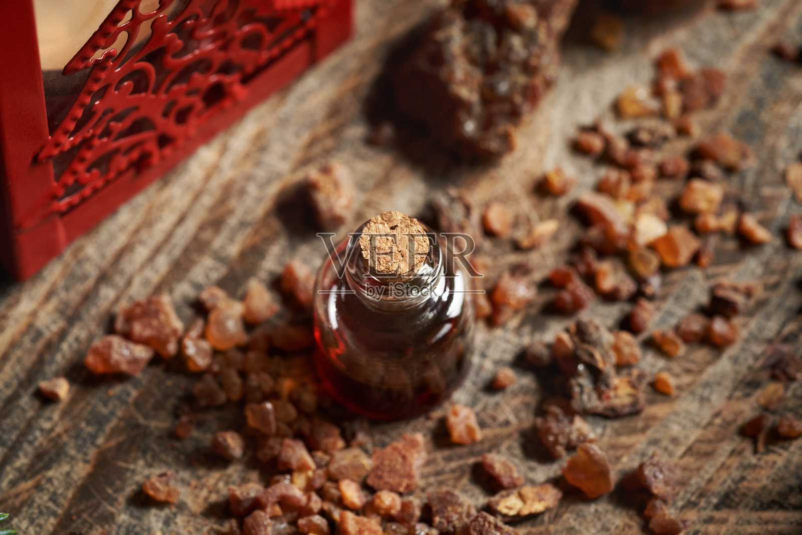 一瓶没药精油照片摄影图片