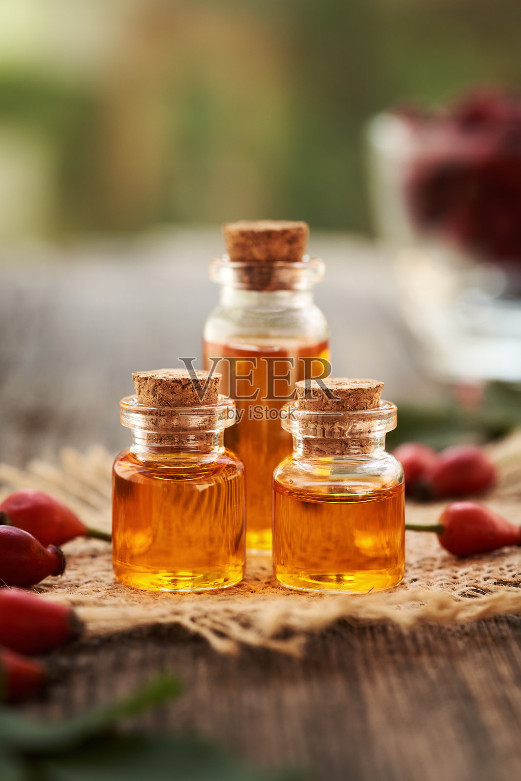 新鲜玫瑰果与红玫瑰果油照片摄影图片