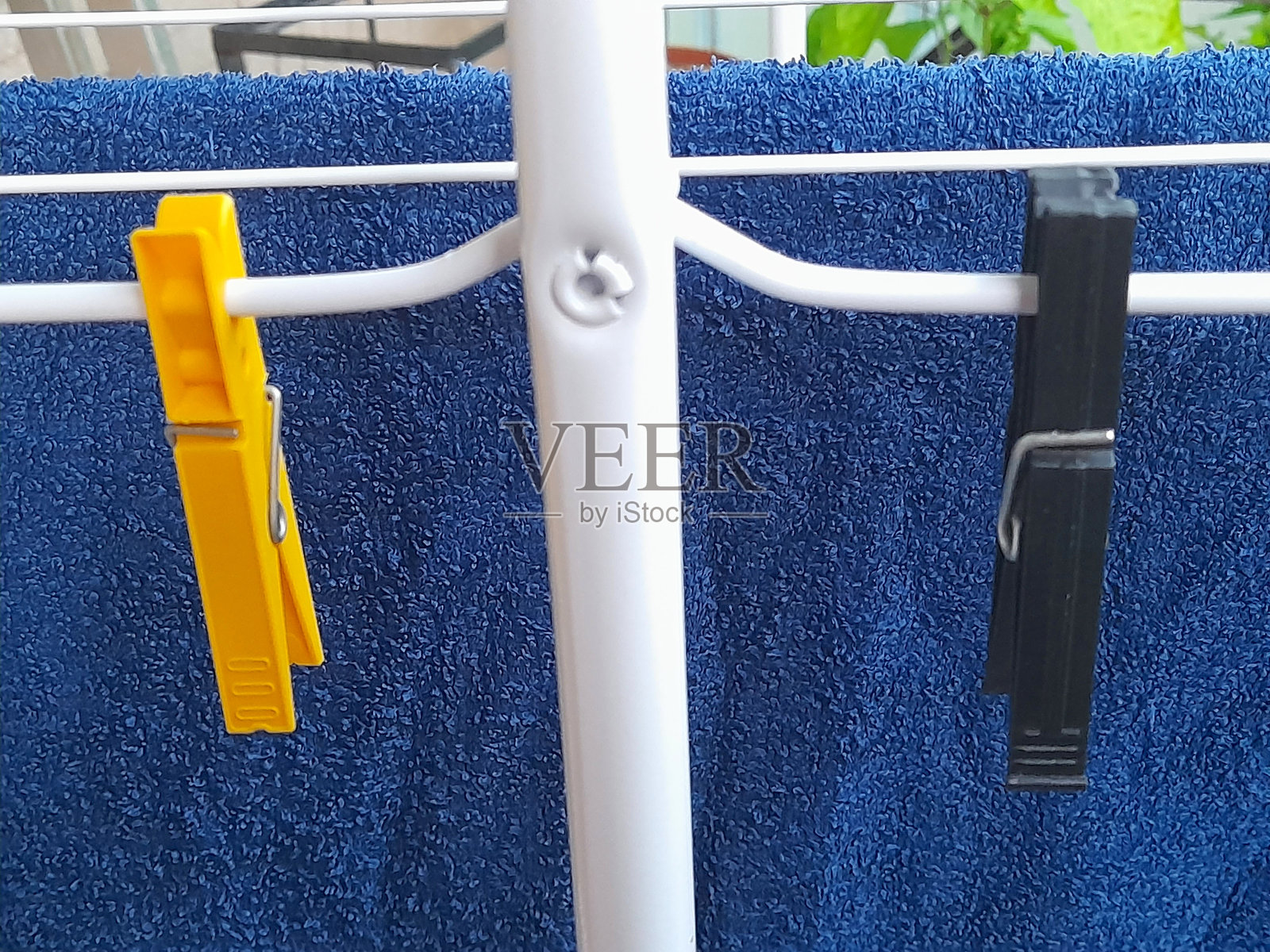 黄色和黑色的夹子与蓝色毛巾照片摄影图片