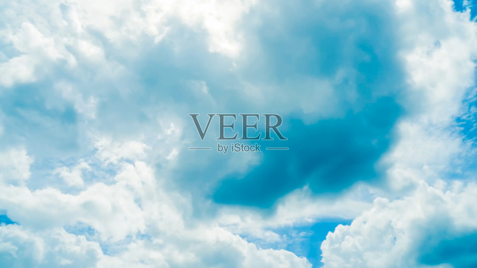 蓝天白云，晴朗的天空，鸟瞰图，自然的蓝天和白色晴朗天气。照片摄影图片