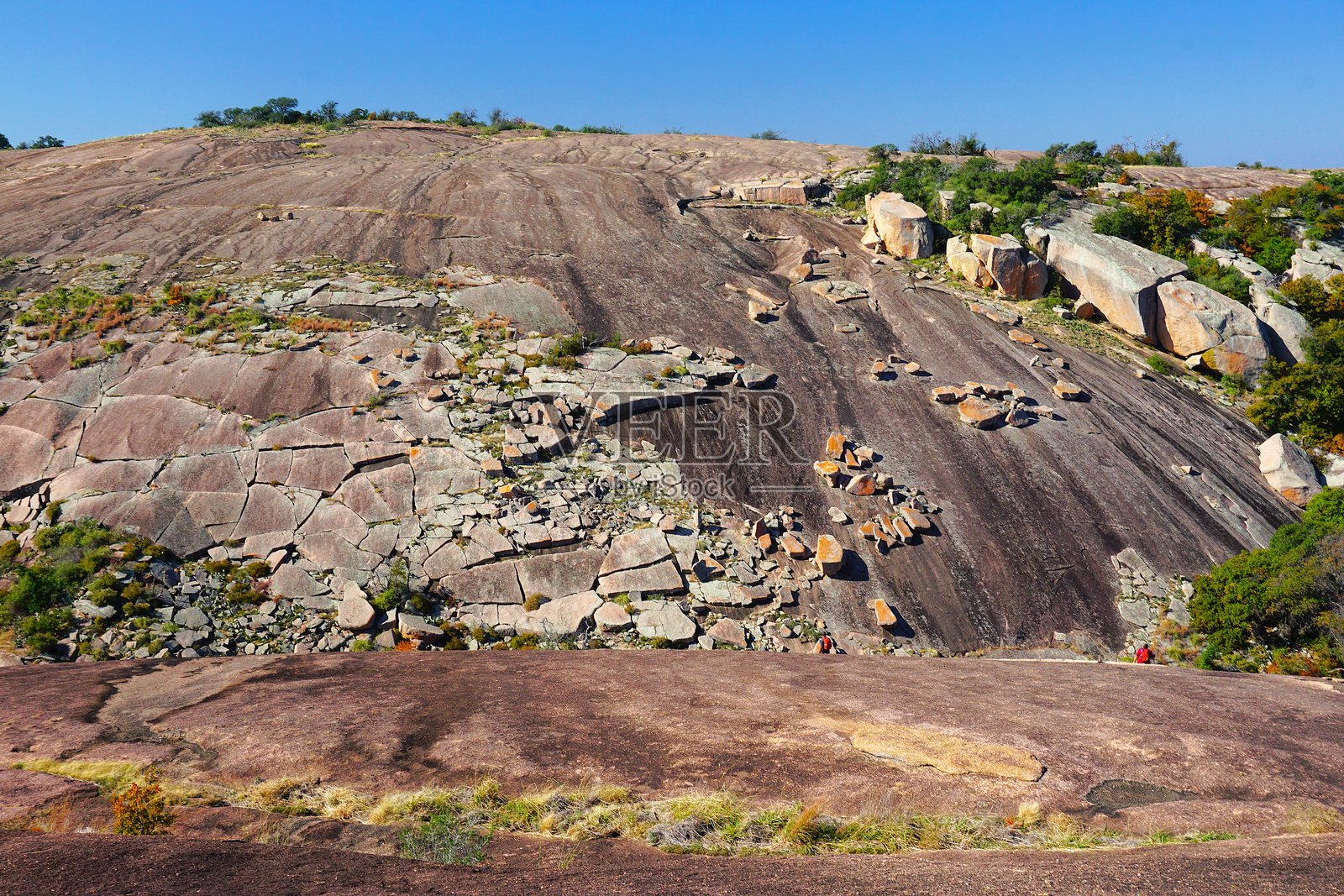迷人岩石是一个自然历史遗址和美洲原住民的精神圣地。德克萨斯州迷人岩石自然区的粉色花岗岩地和花岗岩穹顶。靠近德克萨斯州弗雷德里克斯堡的丘陵地区。照片摄影图片