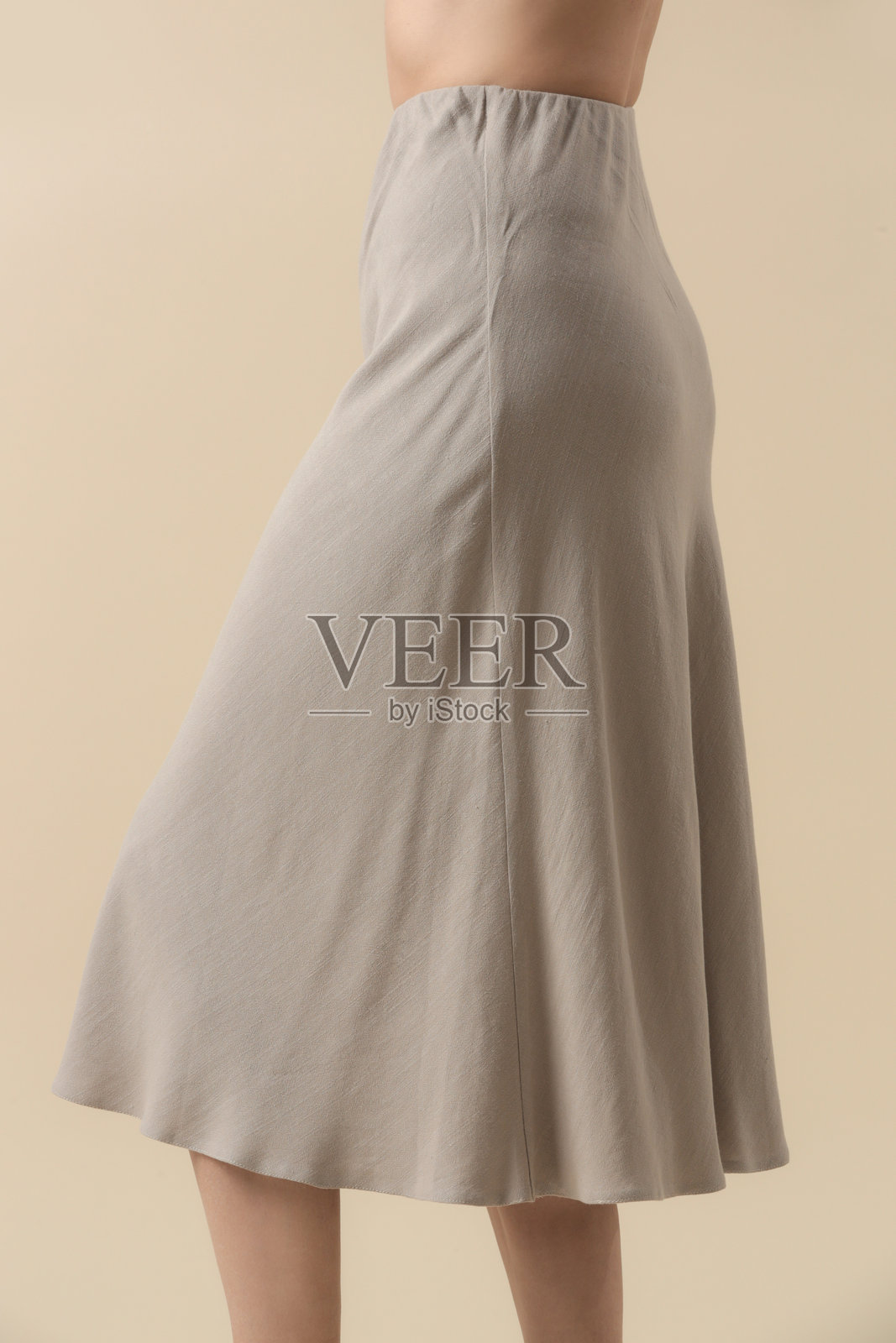 一系列年轻女性模特穿着亚麻A字型中长裙的工作室照片。休闲而时尚的搭配，基本时尚单品，春夏时尚潮流。照片摄影图片