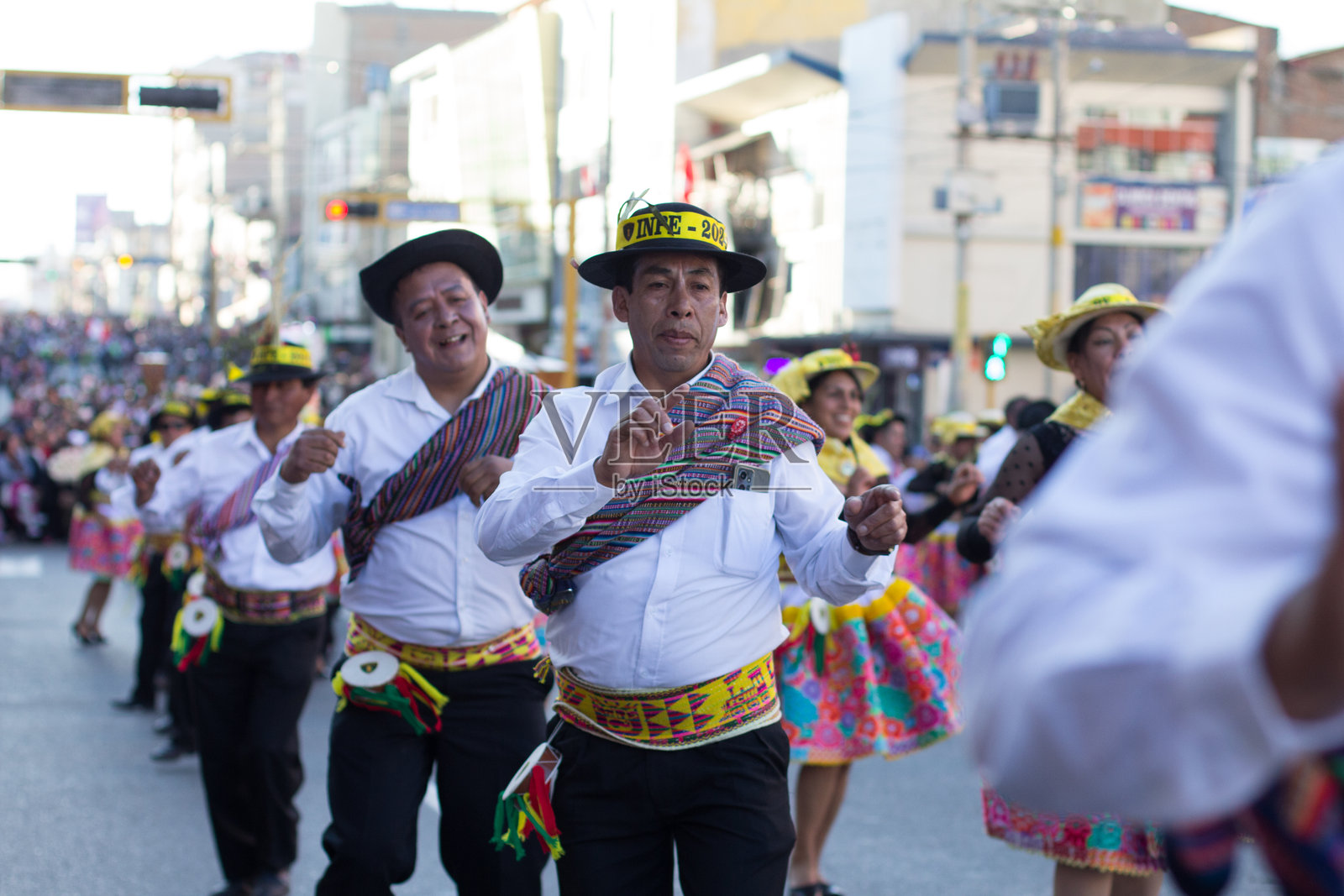 民间舞者在跳“圣地亚哥”舞照片摄影图片