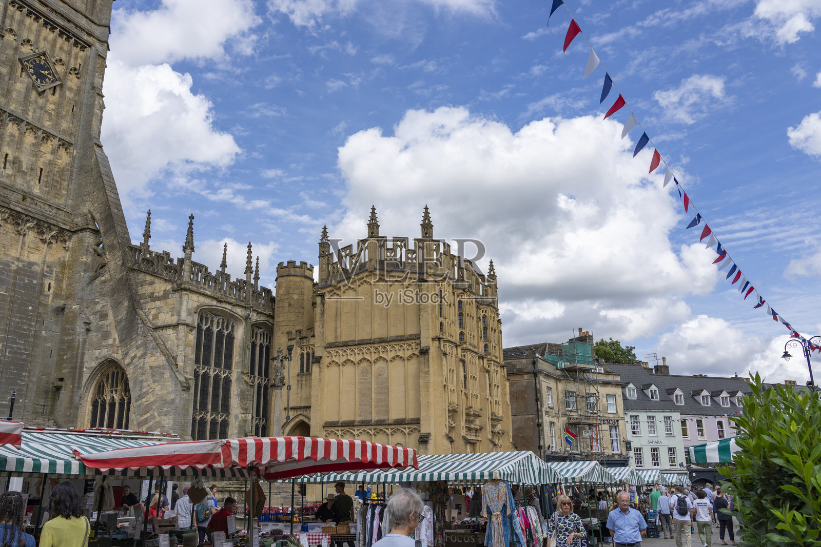 科茨沃尔德城市圣约翰洗礼者教堂前的街市摊位。照片摄影图片