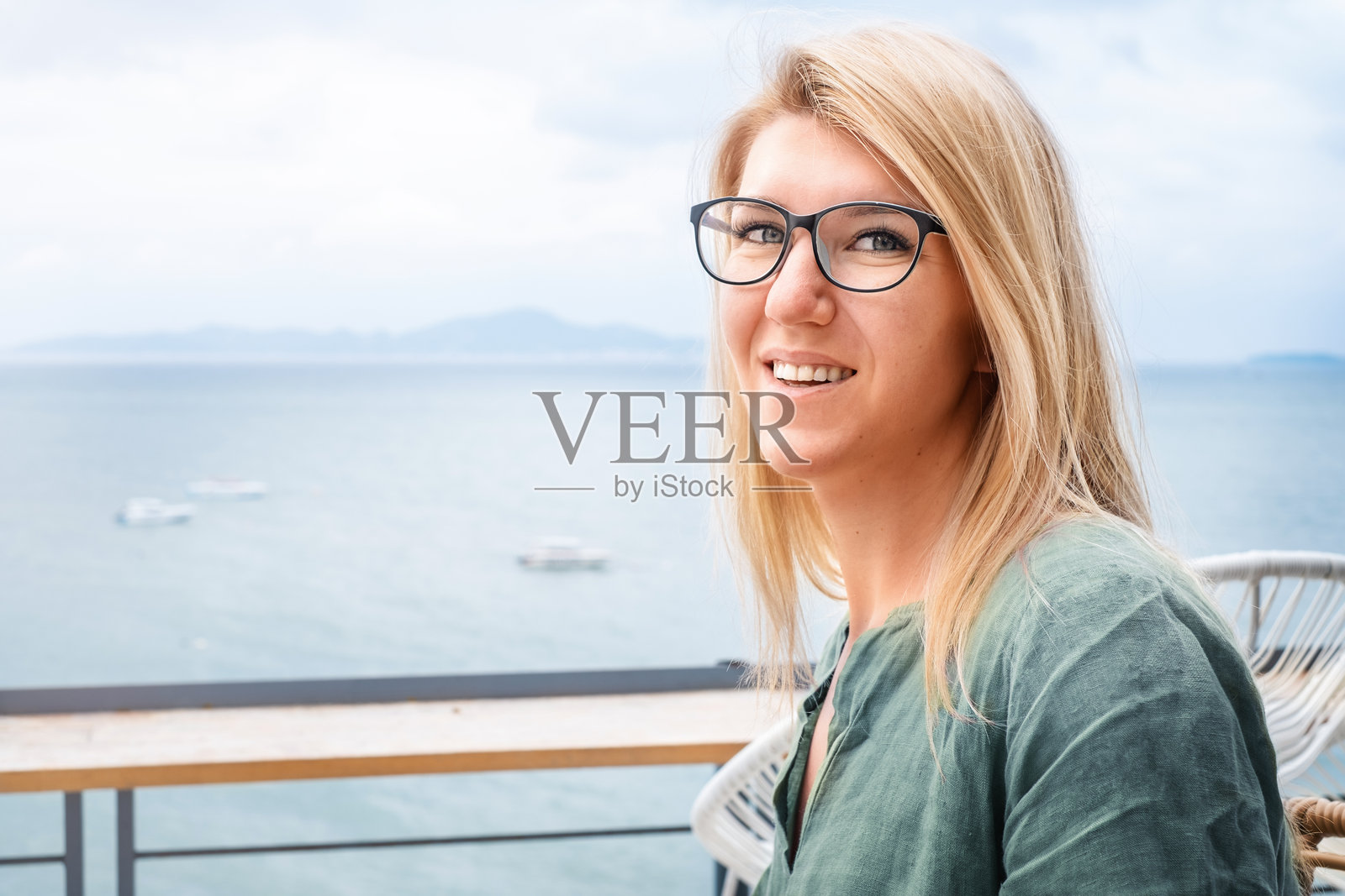 年轻女性的肖像照片摄影图片